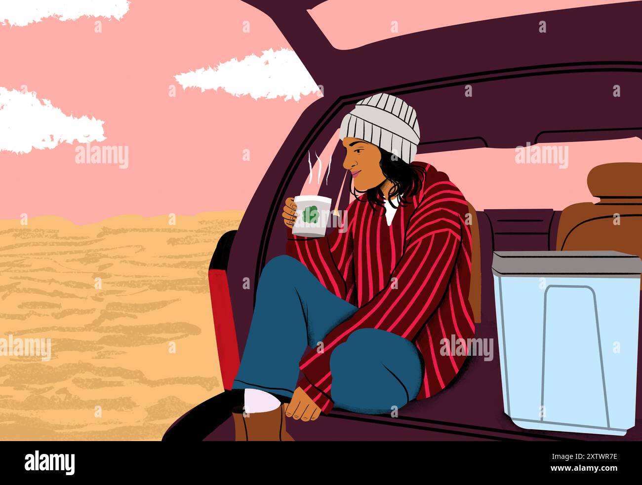 Femme dans un pull rayé et bonnet sirote du café tout en étant assise dans le coffre d'une voiture avec le paysage du désert en arrière-plan. Banque D'Images