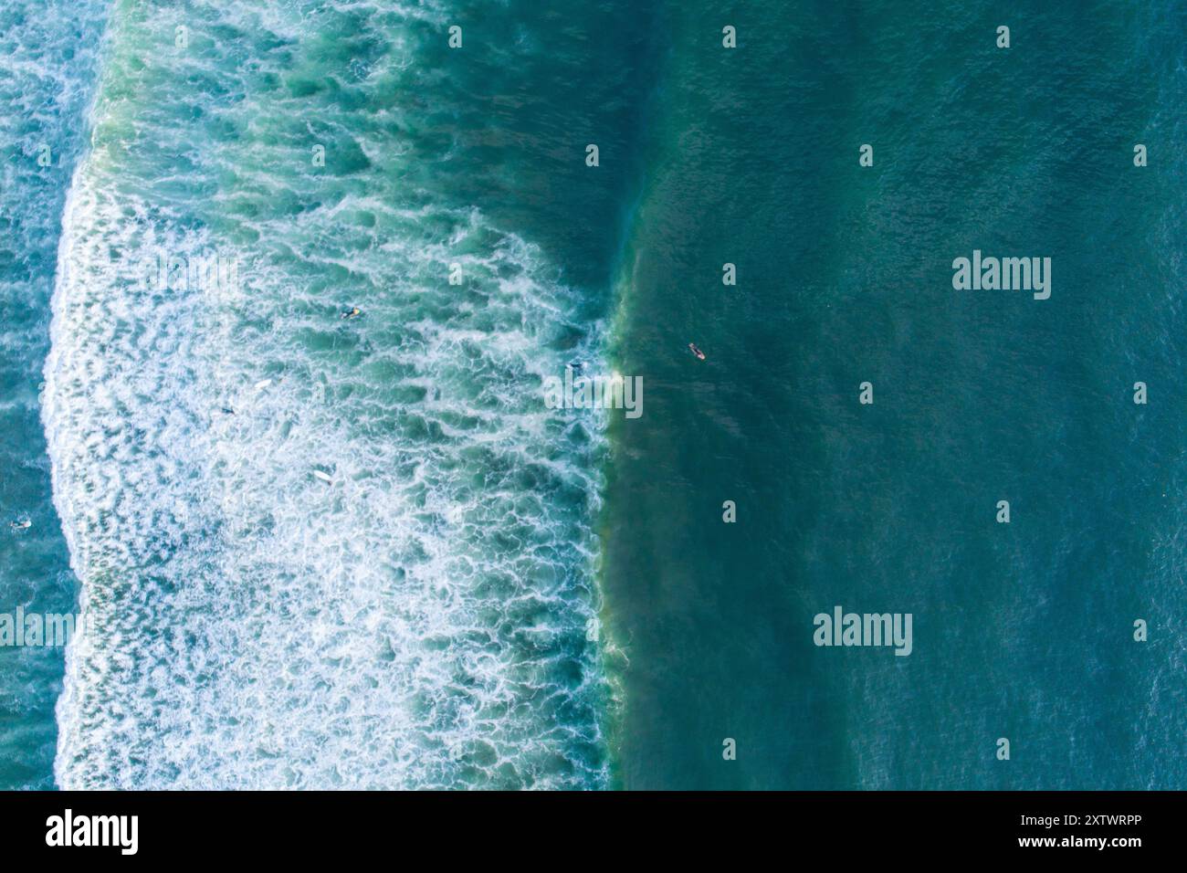 Vagues océaniques et planches de surf : scène de surf aérien. Photographie zénithal drone, concept de sport d'été. Arrière-plan des fêtes Banque D'Images