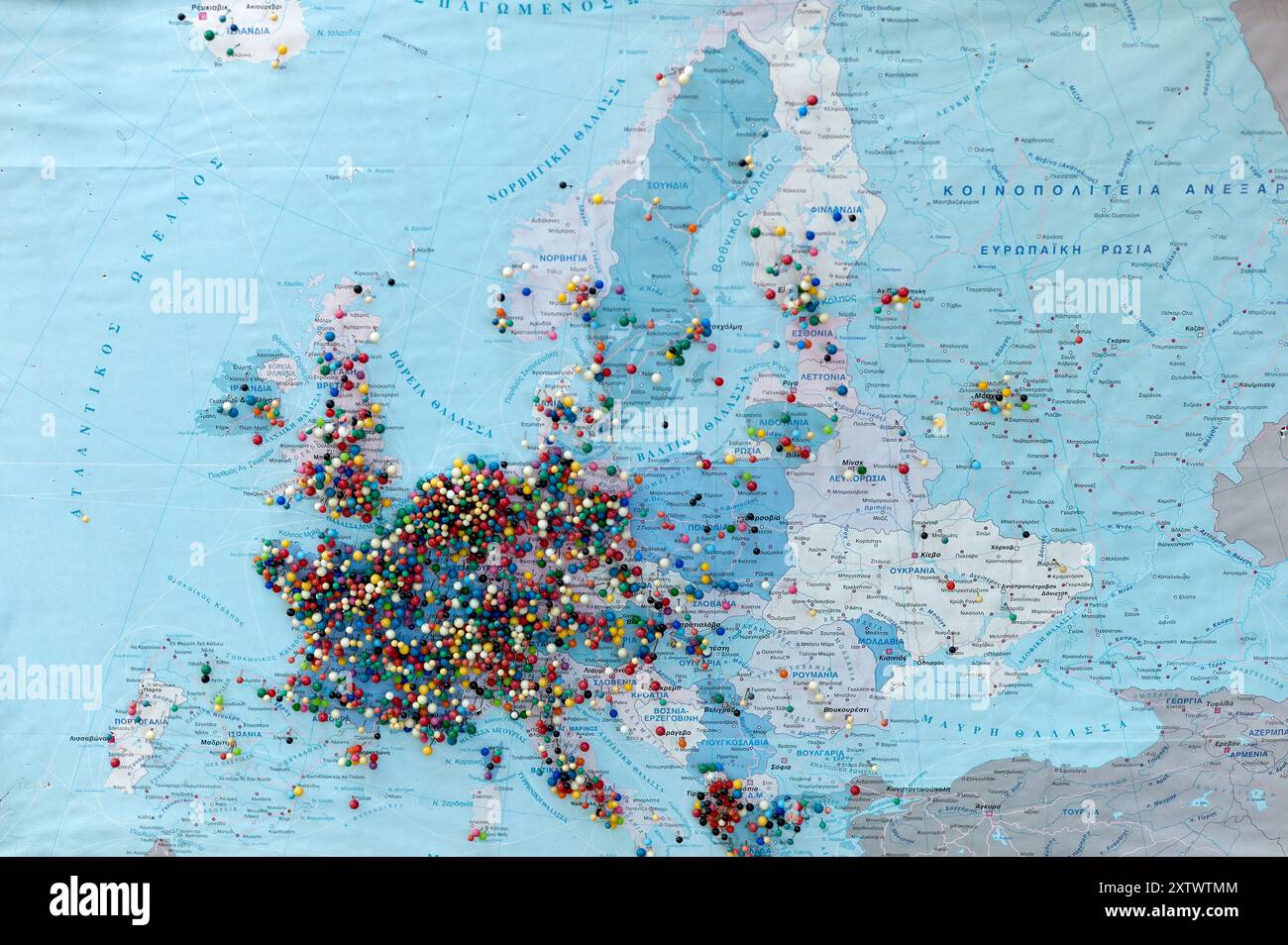 Punaises colorées regroupées sur une carte d'Europe, suggérant une multitude de destinations de voyage ou de points d'intérêt. Banque D'Images Punaises colorées regroupées sur une carte d'Europe, suggérant une multitude de destinations de voyage ou de points d'intérêt. Banque D'Images
