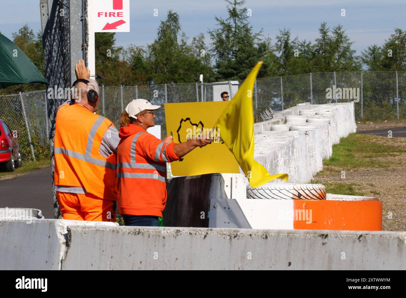 Streckenposten schwenken die gelbe Warnflagge Motorsport, ADAC GT4 Allemagne, 2024, Lauf 4, Nuerburgring, Nuerburg, Rhénanie-Palatinat, 16.08.2024 Foto : Eibner-Pressefoto/Juergen Augst Banque D'Images