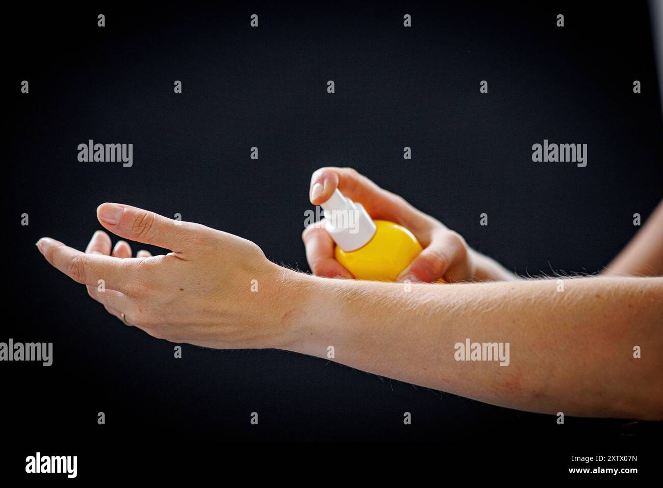 Berlin, Deutschland. 09 août 2024. Une personne pulvérise un liquide sur son bras à Berlin, le 9 août 2024. || autorisation du modèle disponible crédit : dpa/Alamy Live News Banque D'Images