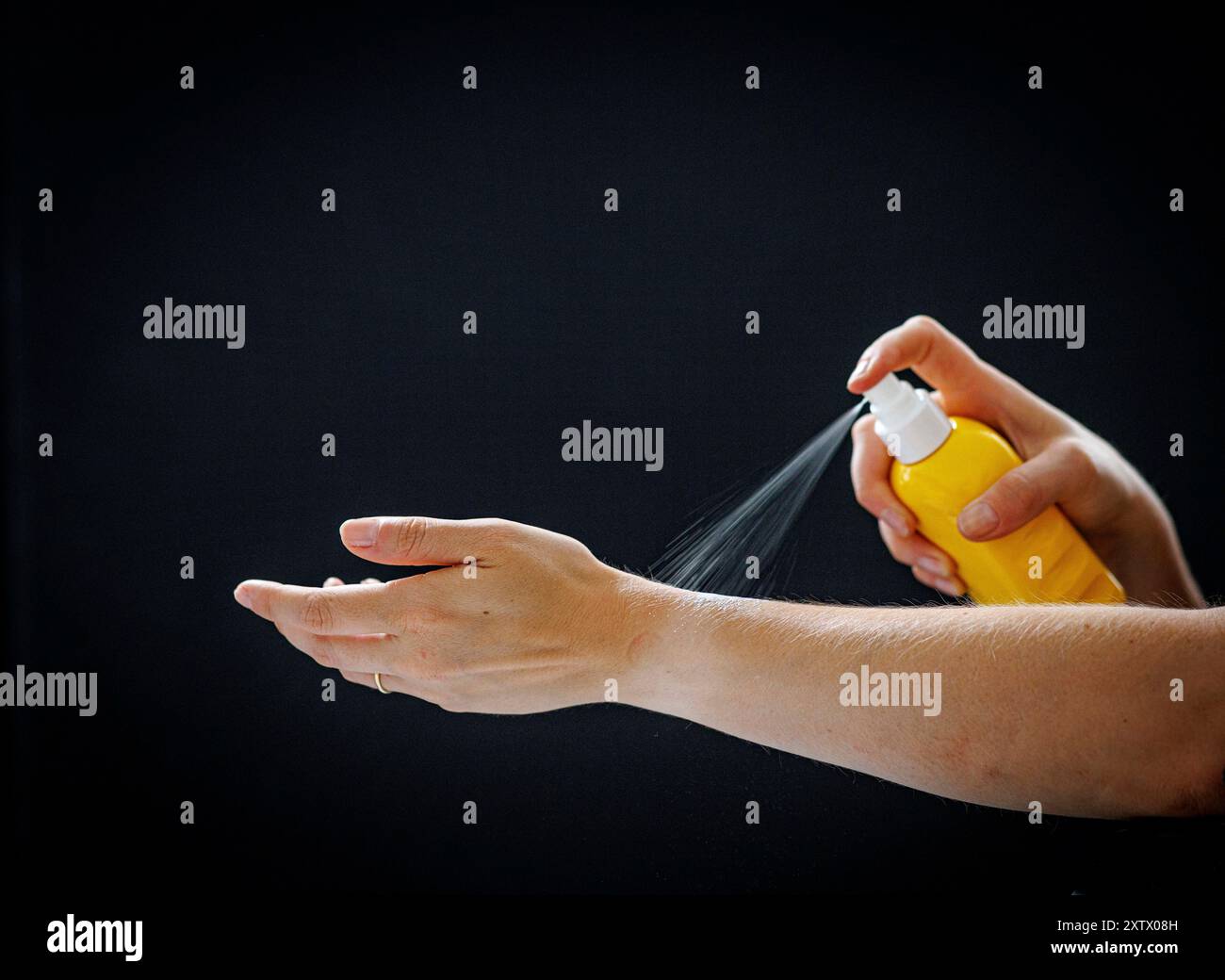 Berlin, Deutschland. 09 août 2024. Une personne pulvérise un liquide sur son bras à Berlin, le 9 août 2024. || autorisation du modèle disponible crédit : dpa/Alamy Live News Banque D'Images
