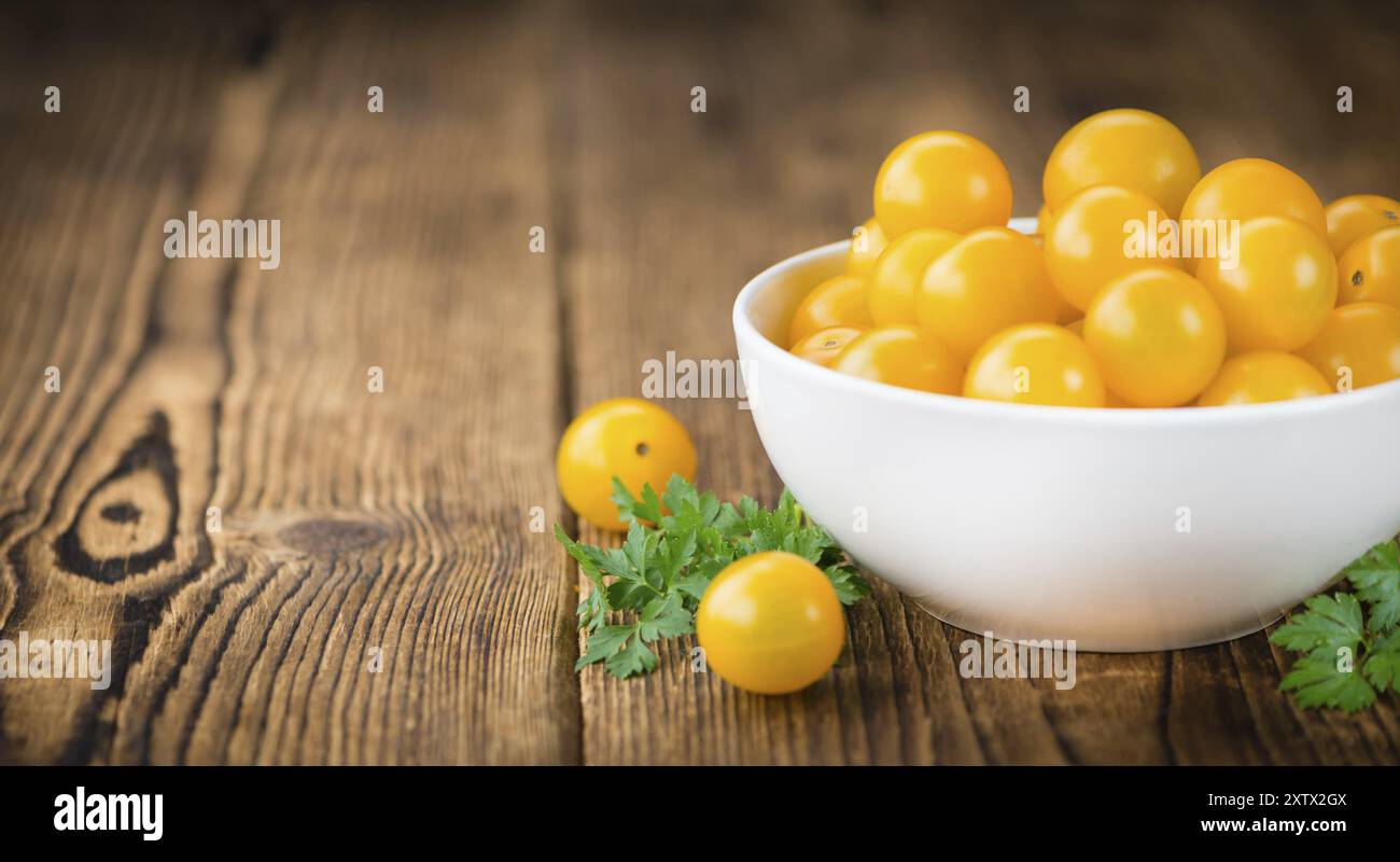 Tomates jaunes sur un fond vintage comme détaillé close-up shot, selective focus Banque D'Images