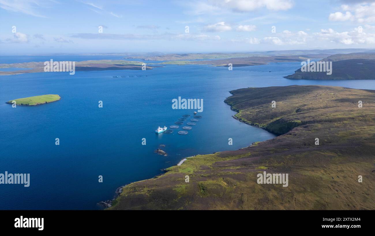 Vue aérienne de Swinister Voe et des Ayres de Swinister, Shetland—tombes de gravier reliant Fora Ness au continent, enfermant la lagune de Houb Banque D'Images