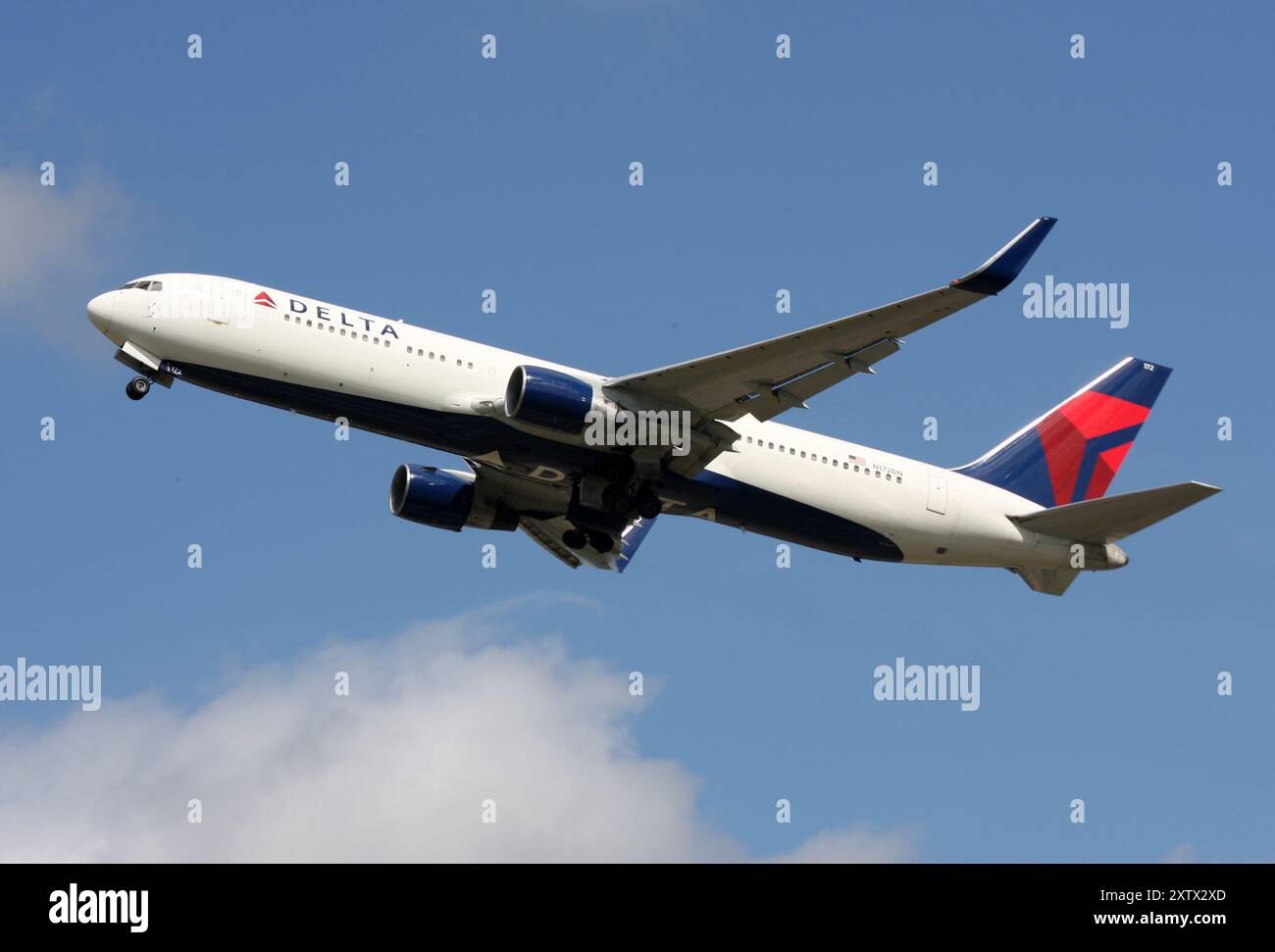 Un Boeing 767-300 de Delta Air Lines part de l'aéroport de Londres Gatwick Banque D'Images