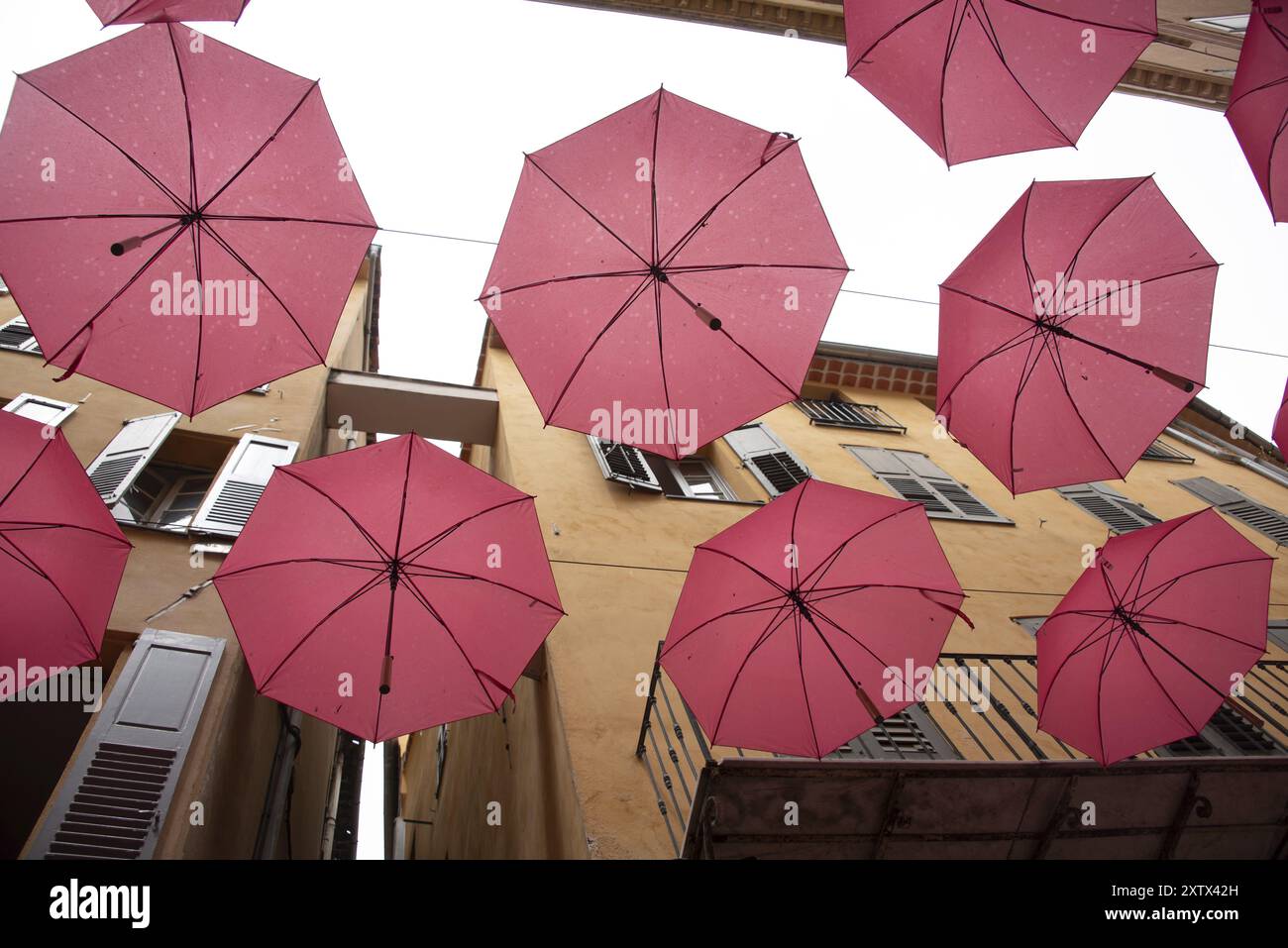 Dans la ville de parfum de Grasse, des parapluies rouges sont suspendus entre les maisons, Grasse, Provence-Alpes-Côte d'Azur, France, Europe Banque D'Images