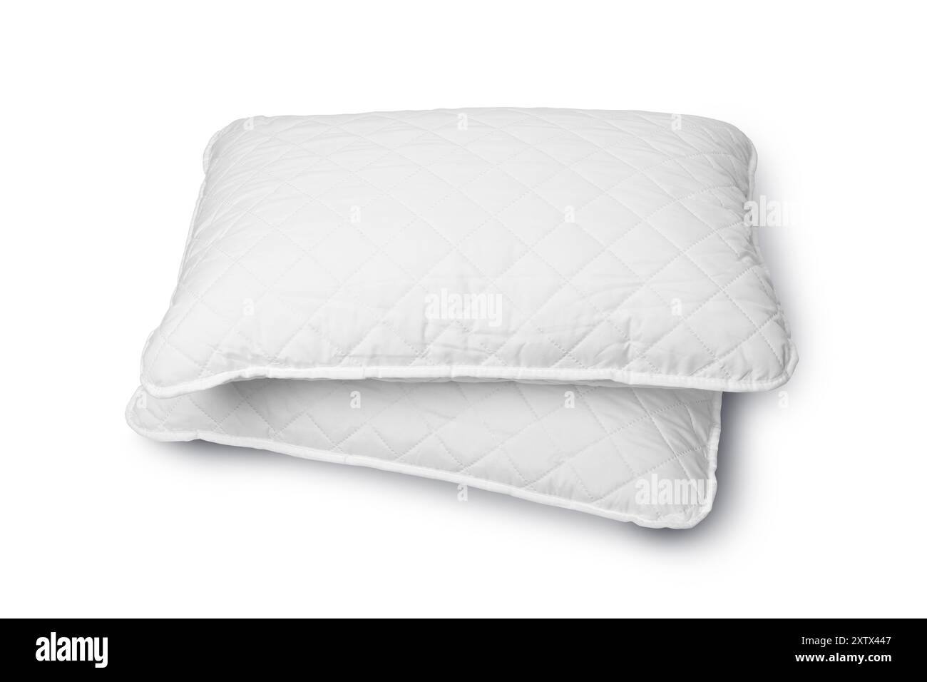 Oreiller hypoallergénique blanc dans l'hôtel ou la chambre de villégiature est isolé sur fond blanc avec chemin de clipping. Banque D'Images