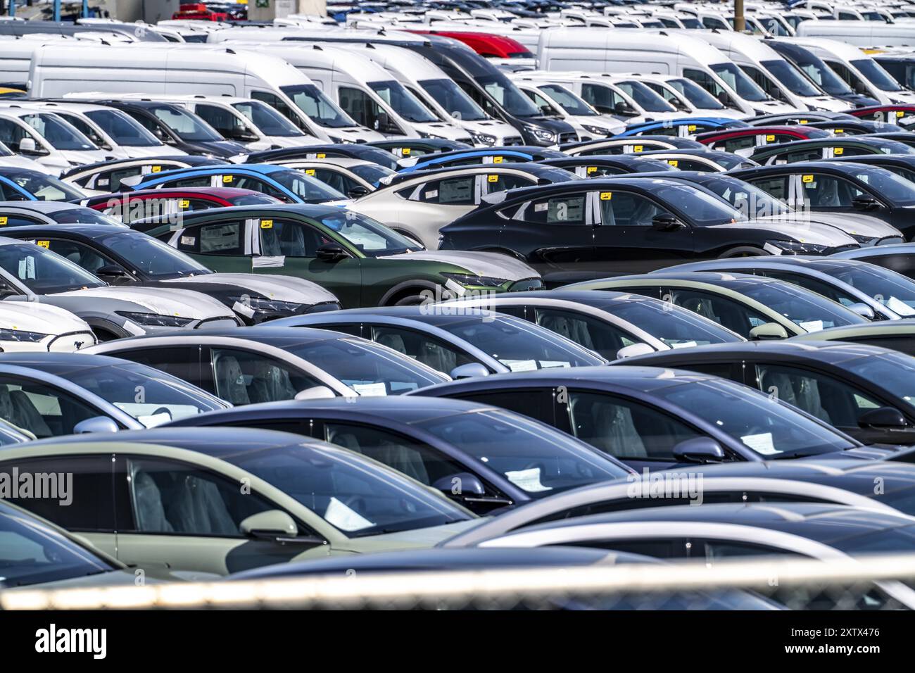 Zone de stockage des voitures neuves dans le port de Vlissingen-Oost, les véhicules sont temporairement stockés sur plus de 100 hectares pour les expédier de l’Europe vers les Etats-Unis Banque D'Images