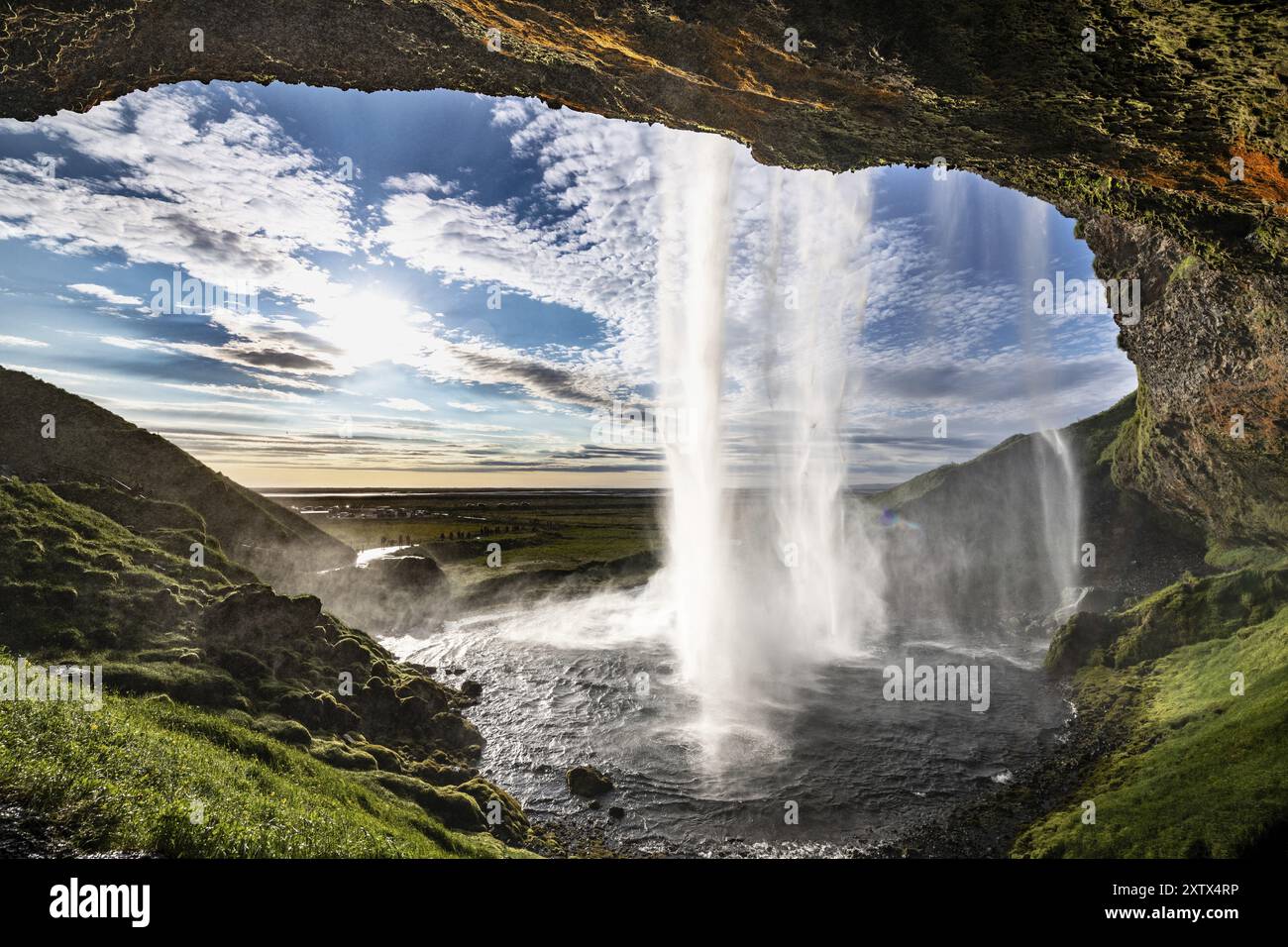 Cascade de Seljalandsfoss dans le sud de l'Islande pendant un coucher de soleil Banque D'Images