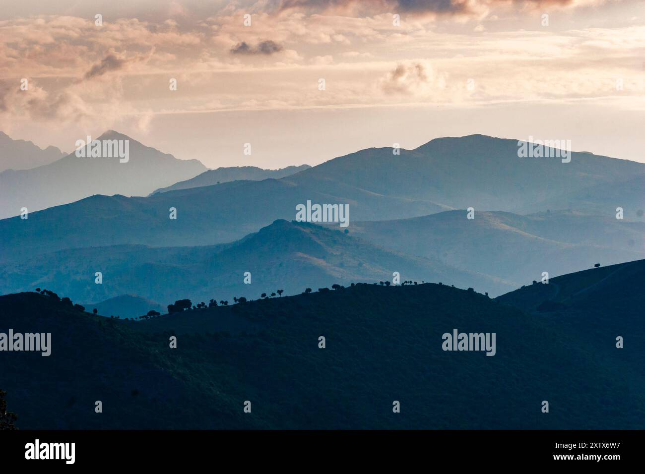 Vue sur la Balagne depuis le village de Lama, une ville perchée nichée dans les montagnes. Balagne, Corse, France. Lama, un village pittoresque à flanc de colline Banque D'Images