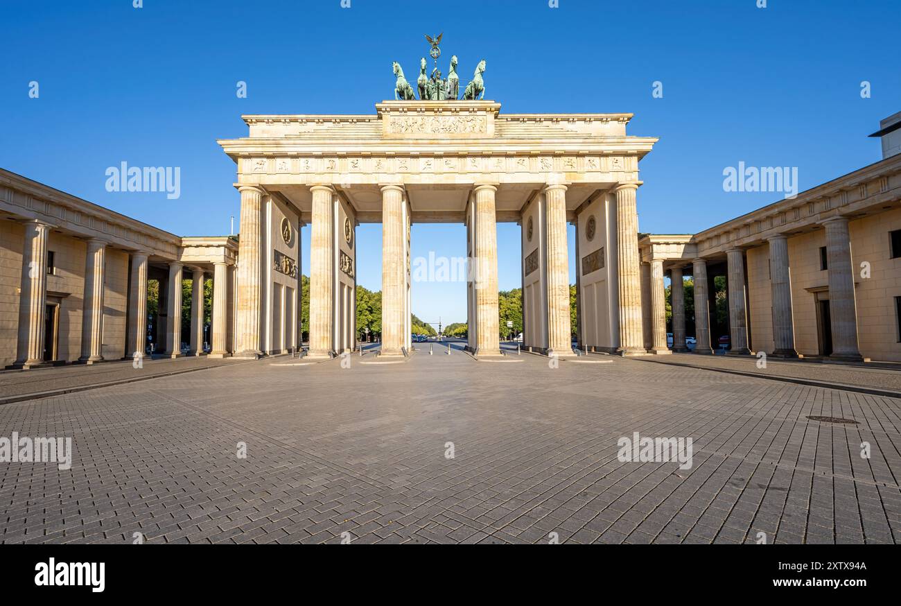 La célèbre Brandenburger Tor à Berlin tôt le matin sans personne Banque D'Images