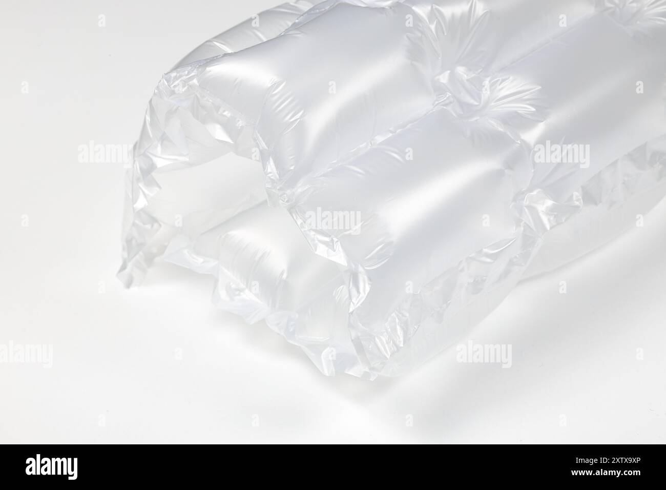 Gros plan emballage d'air translucide en plastique, emballage translucide en plastique avec coussin d'air. Airbag gonflable isolé sur fond blanc. Banque D'Images