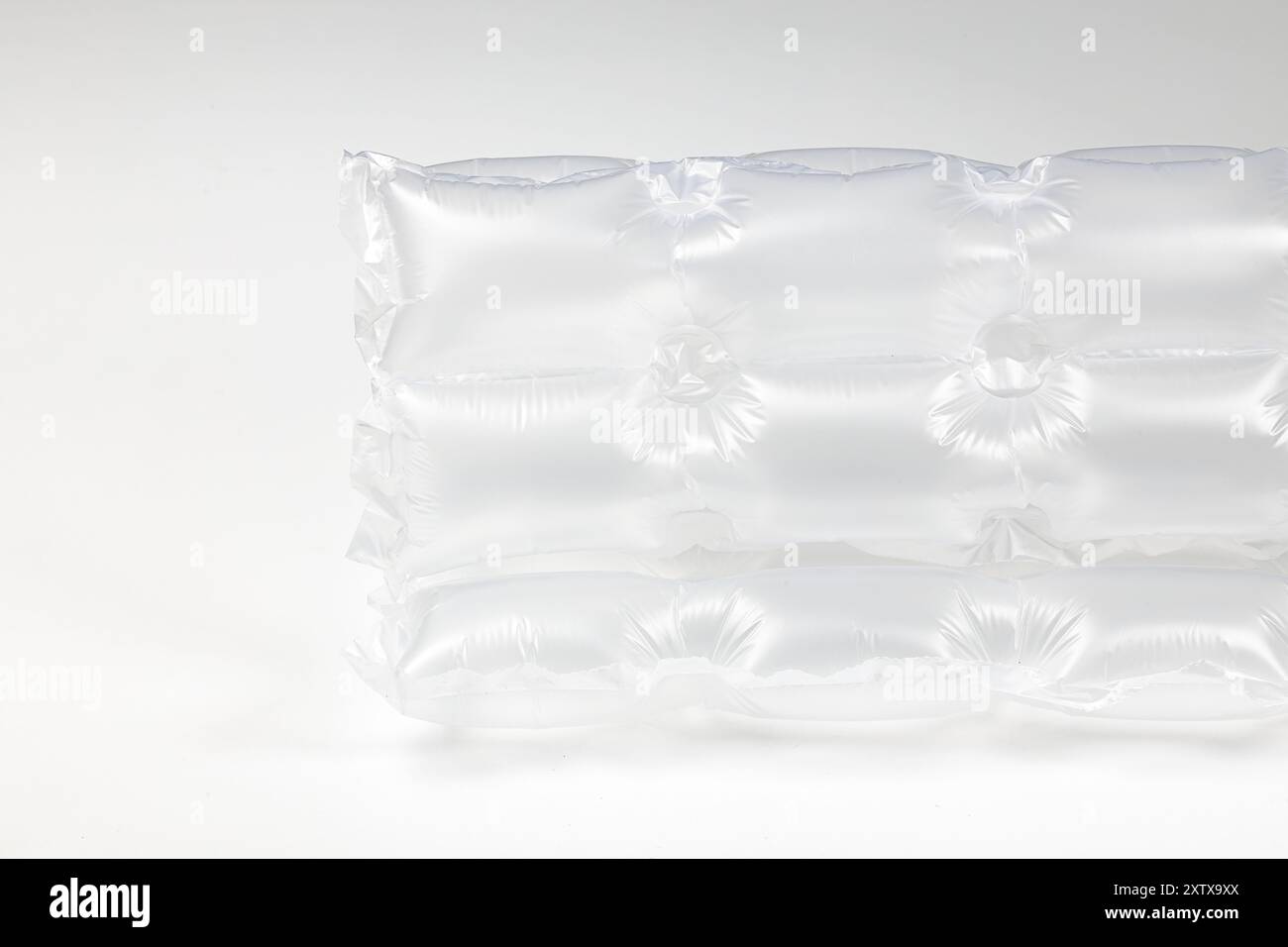 Gros plan emballage d'air translucide en plastique, emballage translucide en plastique avec coussin d'air. Airbag gonflable isolé sur fond blanc. Banque D'Images