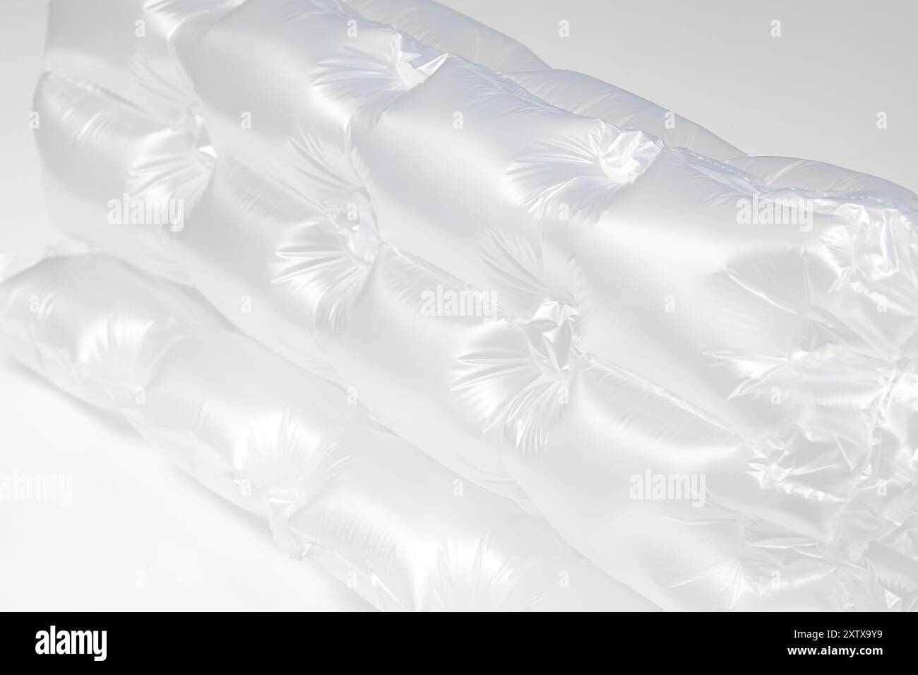 Gros plan emballage d'air translucide en plastique, emballage translucide en plastique avec coussin d'air. Airbag gonflable isolé sur fond blanc. Banque D'Images