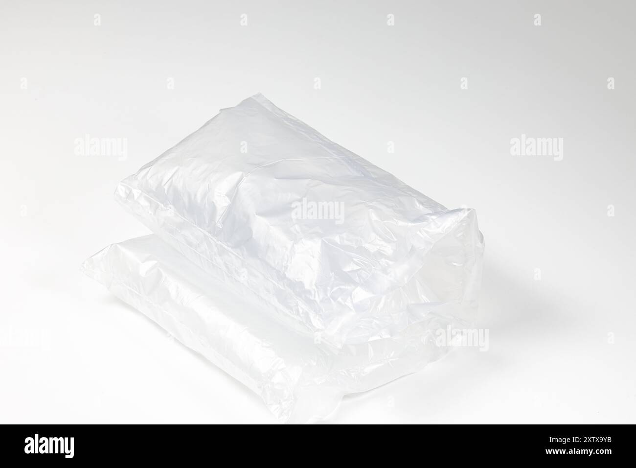 Emballage d'air translucide en plastique, emballage translucide en plastique avec coussin d'air. Airbag gonflable isolé sur fond blanc. Banque D'Images