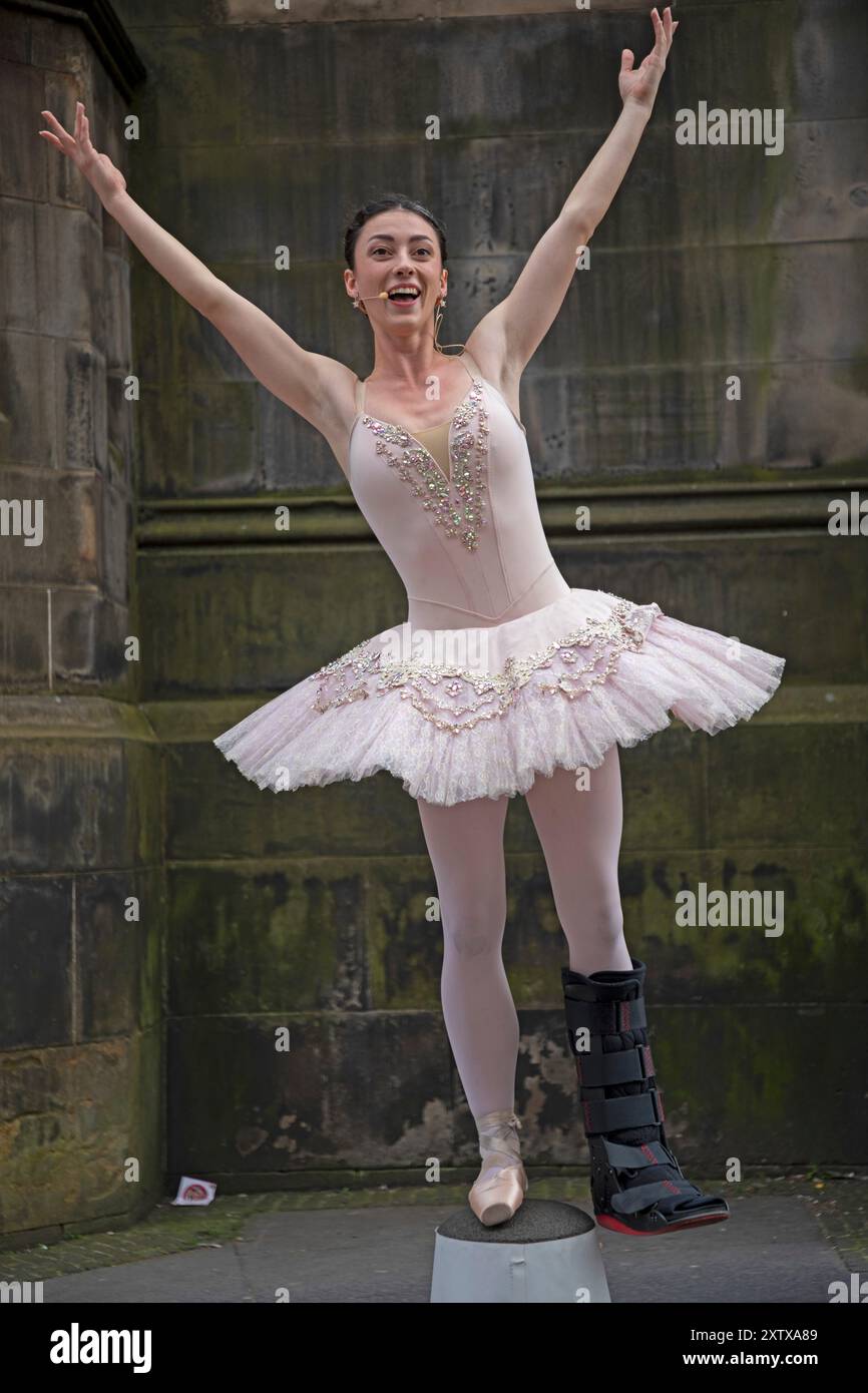 Edinburgh Festival Fringe, vendredi Écosse, Royaume-Uni. 16 août 2024. Bianca Carnovale @Ballet Busker de Melbourne prouve que le spectacle doit continuer alors qu'elle se produit dans les alcôves sur le Royal Mile dans une botte de lune, Bianca est en botte de lune pour ses performances car elle s'est foulée quelque chose dans la voûte plantaire en raison de la chute de son socle (borne en béton) lors de l'exécution. C'est juste pour éviter toute blessure supplémentaire. Credit : Arch White/Alamy Live news. Banque D'Images