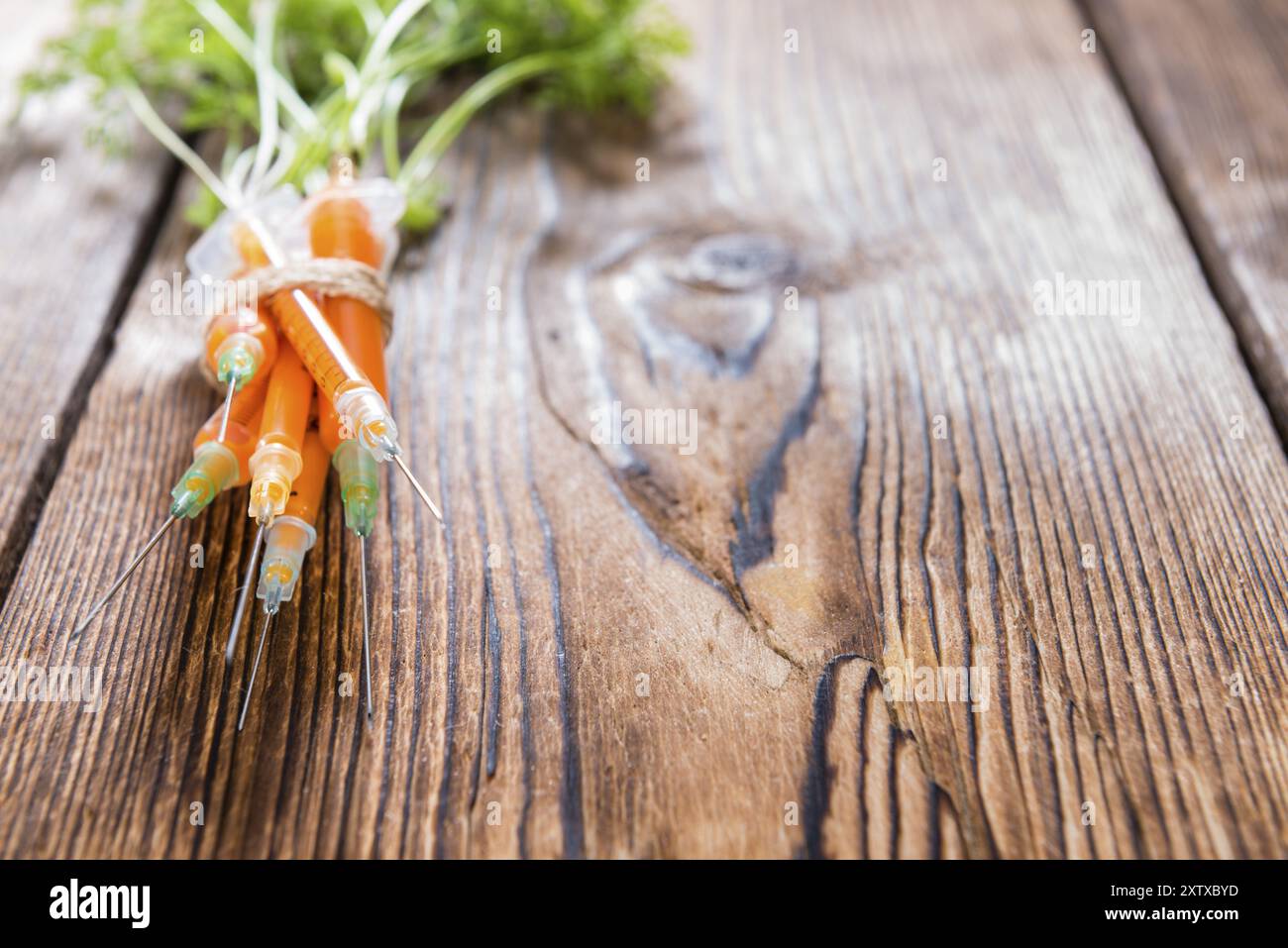 Injection de carotte (avec vert) sur fond de bois vintage Banque D'Images