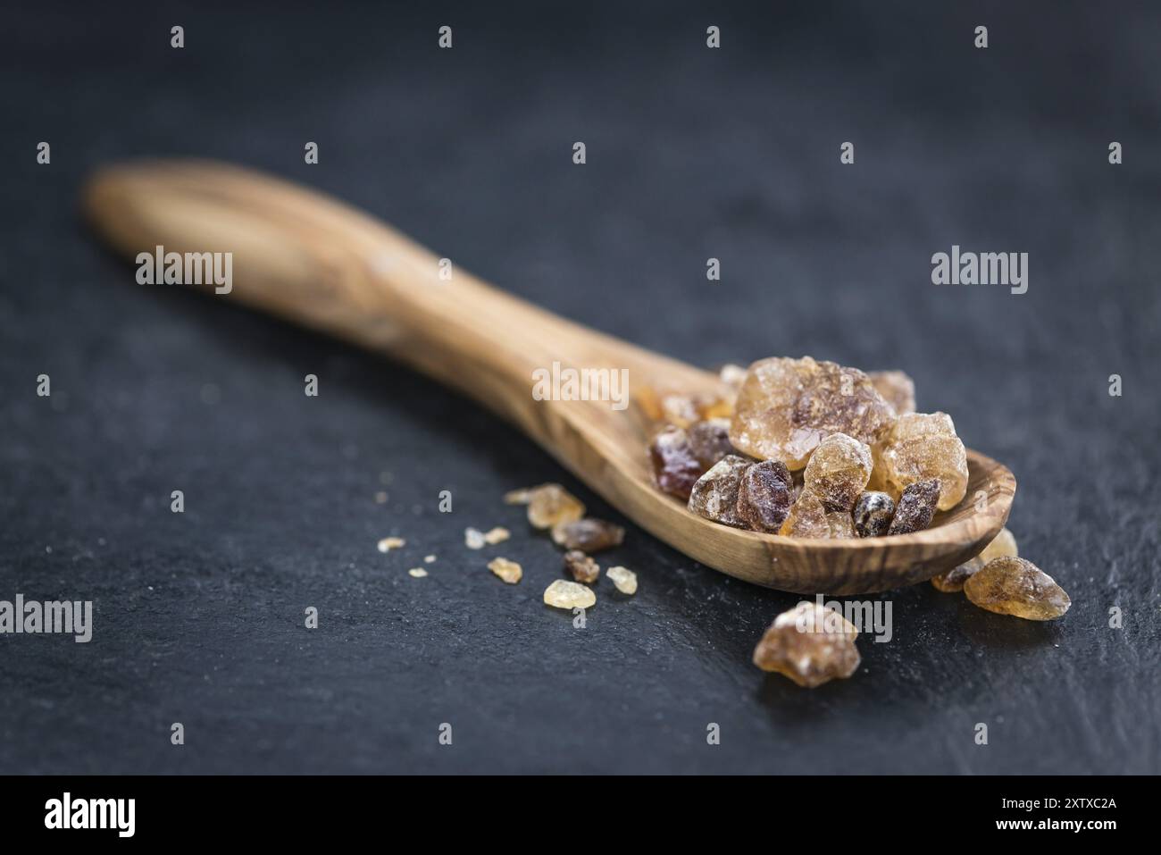 Plaque d'ardoise avec Brown Rock Candy (gros plan, mise au point sélective) Banque D'Images