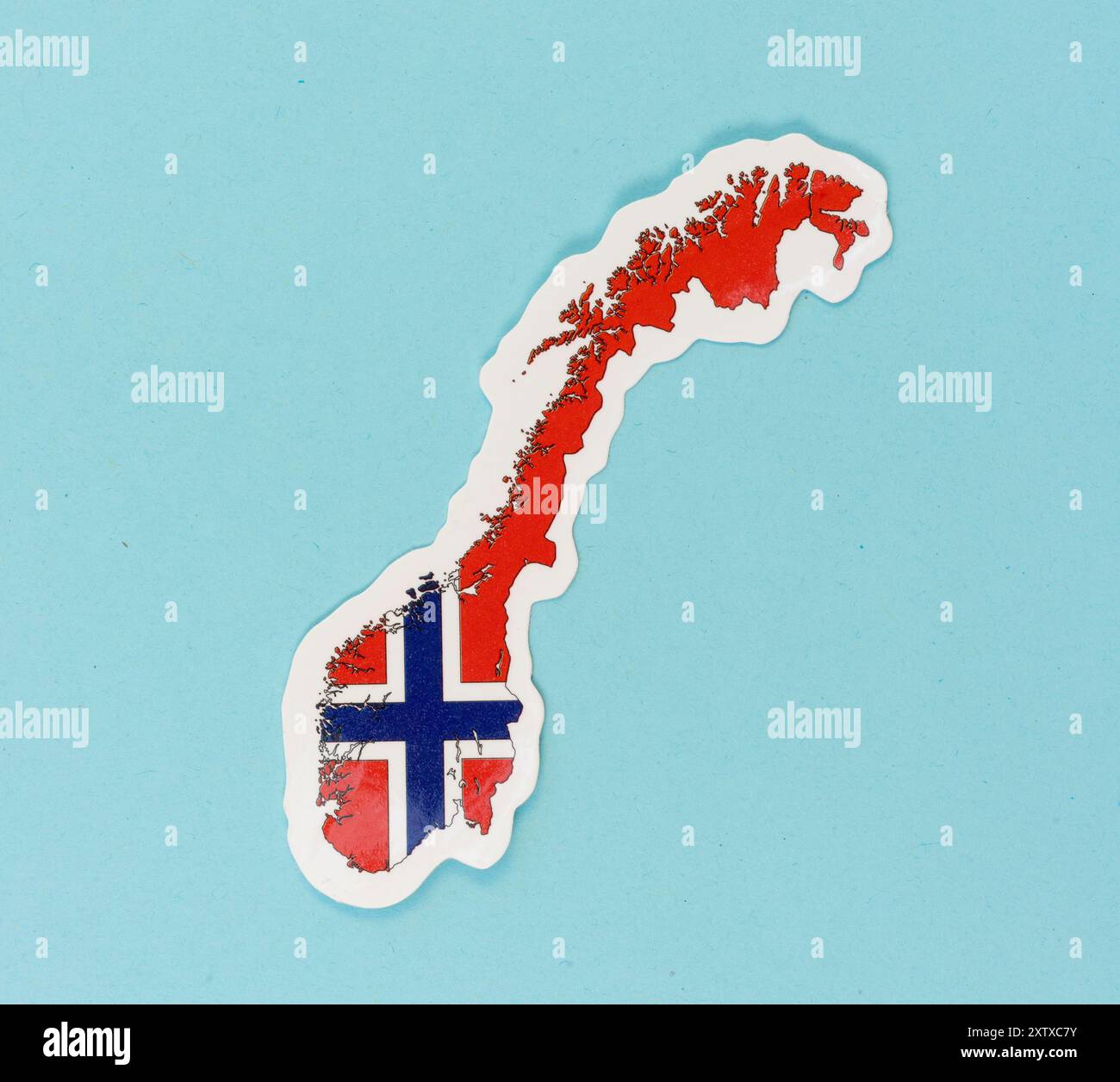 Carte Norvège avec couleurs de drapeau sur fond bleu clair Banque D'Images