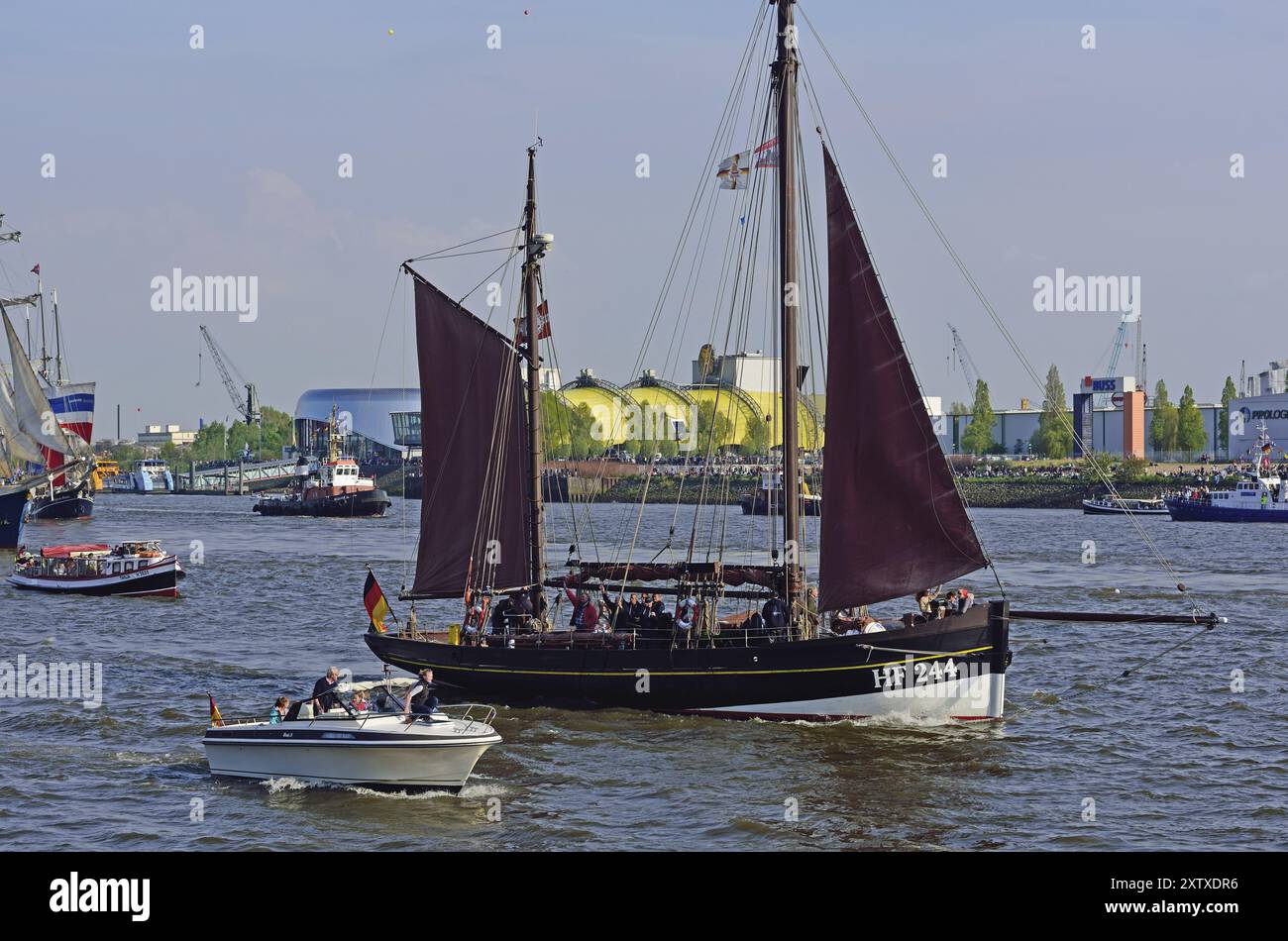 Allemagne, Hambourg, anniversaire du port, défilé de départ, bateau de pêche historique HF 244, Hambourg, Hambourg, République fédérale d'Allemagne, Europe Banque D'Images