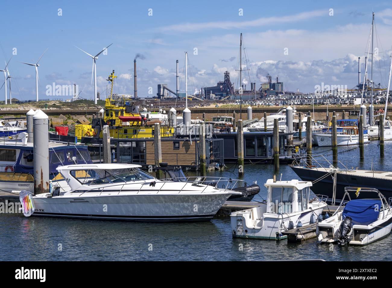 Port maritime Marina IJmuiden, port de plaisance, voiliers, yachts, derrière les aciéries et fonderies de Tata Steel à IJmuiden, Velsen, Hollande du Nord, pays-Bas Banque D'Images