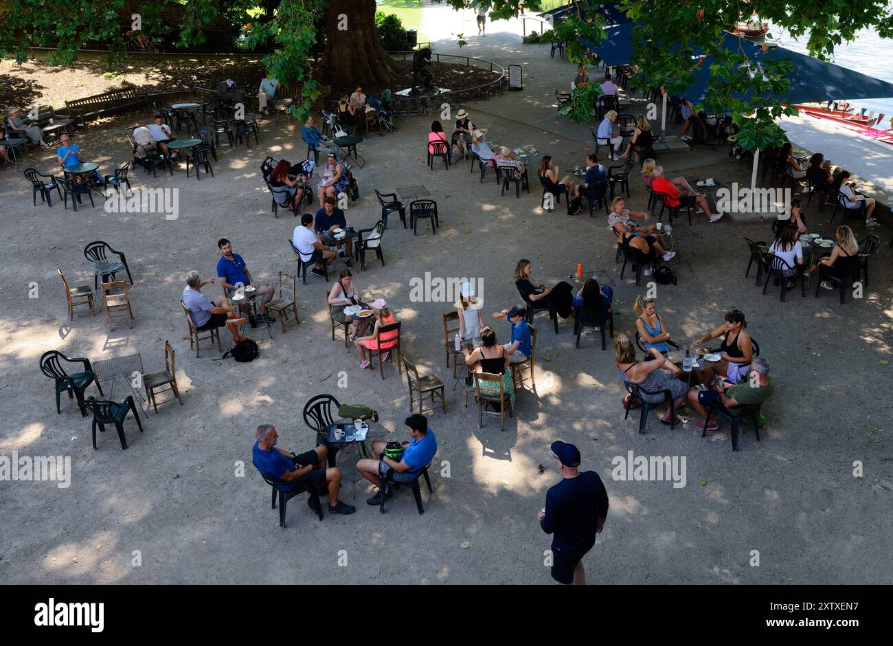 Clients de café aux tables de bord de rivière, Richmond Bridge, Richmond-upon-Thames, Londres, Angleterre Banque D'Images