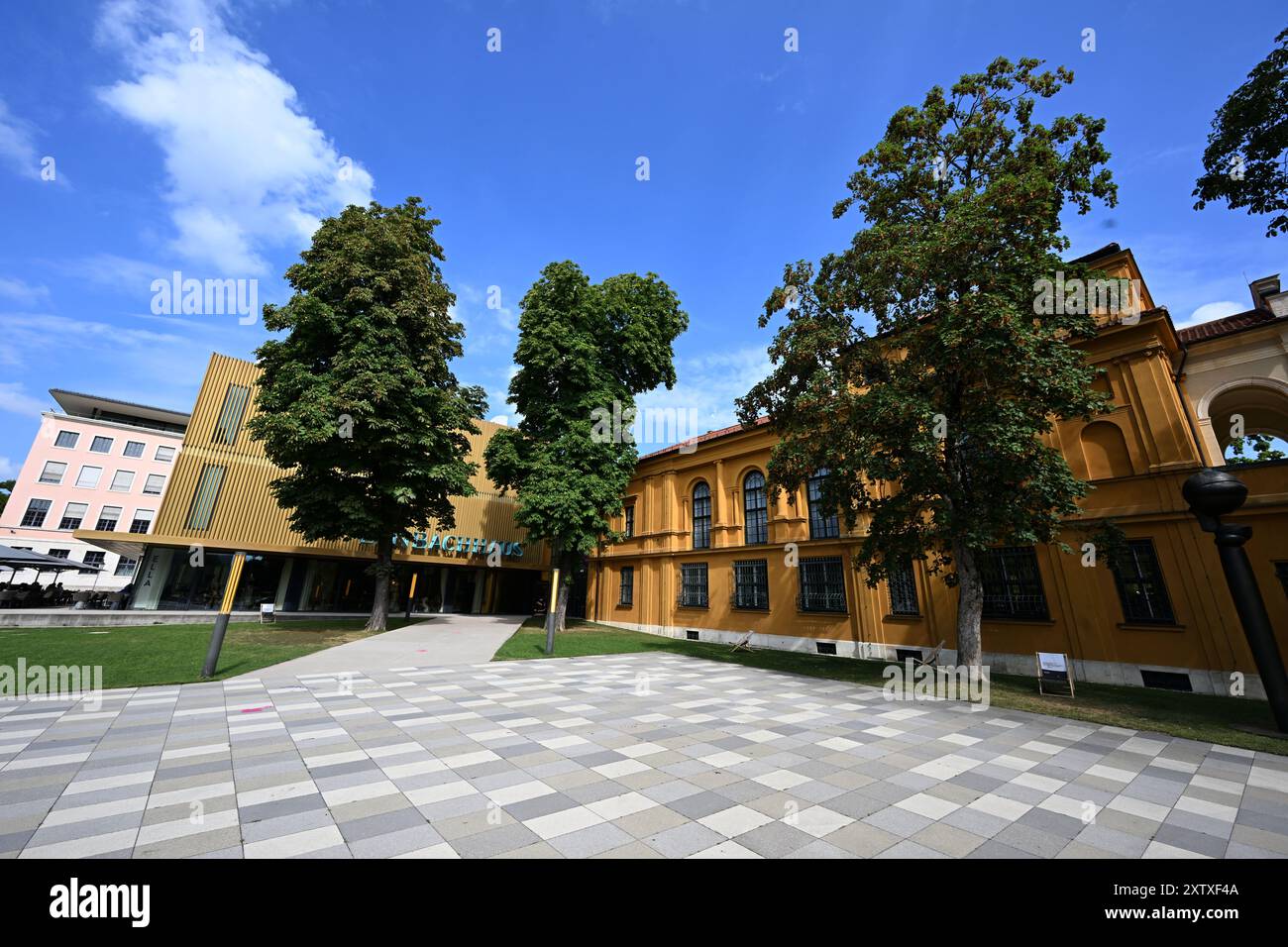 Munich, Allemagne. 16 août 2024. Le ciel bleu peut être vu au-dessus du Lenbachhaus. Le Lenbachhaus possède probablement la plus grande collection d'art du Blue Rider, l'un des groupes les plus importants d'artistes du modernisme classique. Crédit : Felix Hörhager/dpa/Alamy Live News Banque D'Images