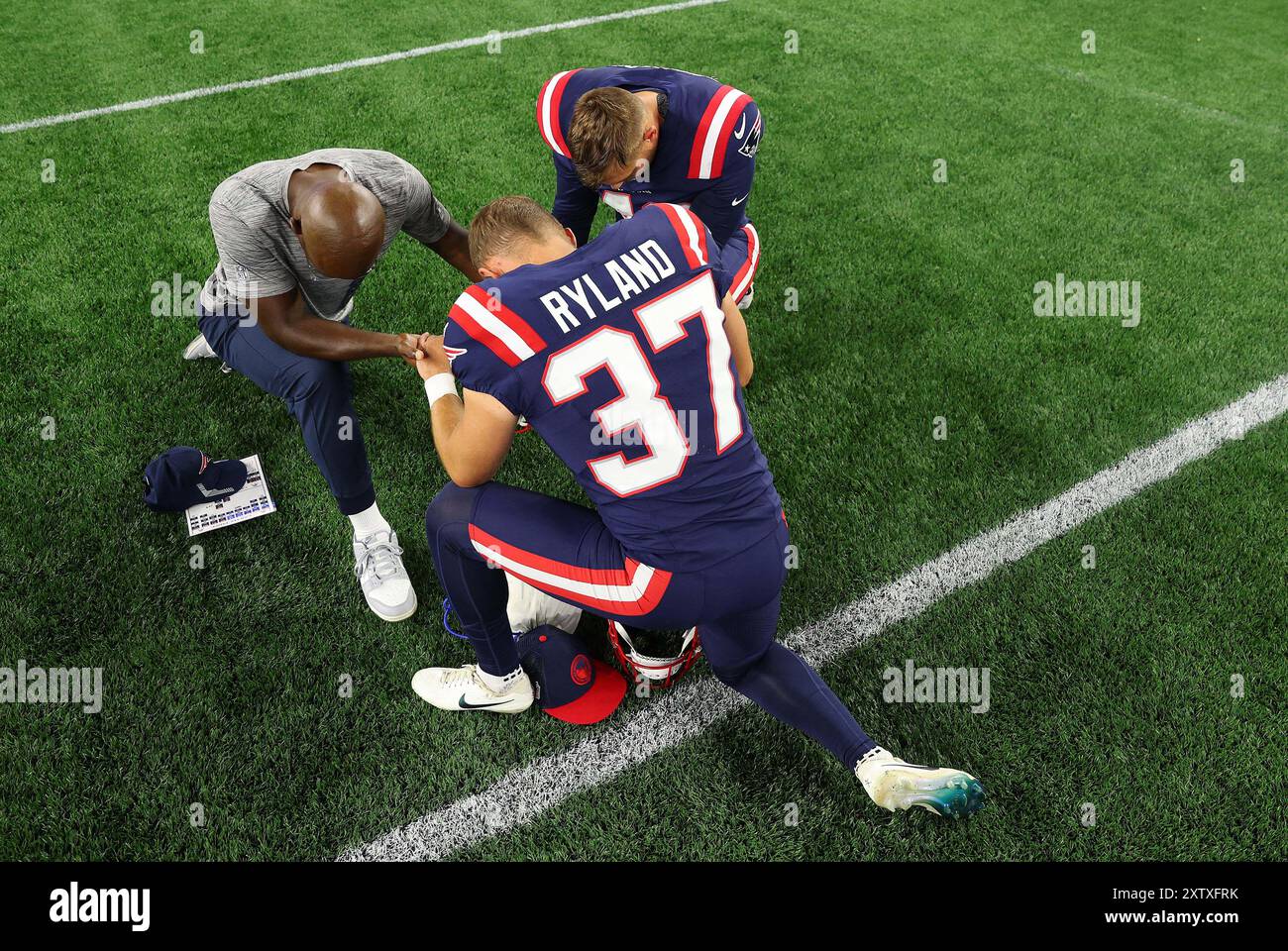 15 août 2024 ; Foxborough, ma, États-Unis; ancien joueur des Patriots de la Nouvelle-Angleterre et actuel assistant spécial de l'entraîneur-chef Matthew Slater, le kicker des Patriots de la Nouvelle-Angleterre Chad Ryland (37) et le Tight End des Patriots de la Nouvelle-Angleterre la'Michael Pettway (46) agenouillés en prière à la fin du match de pré-saison entre les Eagles de Philadelphie et les Patriots de la Nouvelle-Angleterre à Foxborough, MA. Anthony Nesmith/CSM Banque D'Images