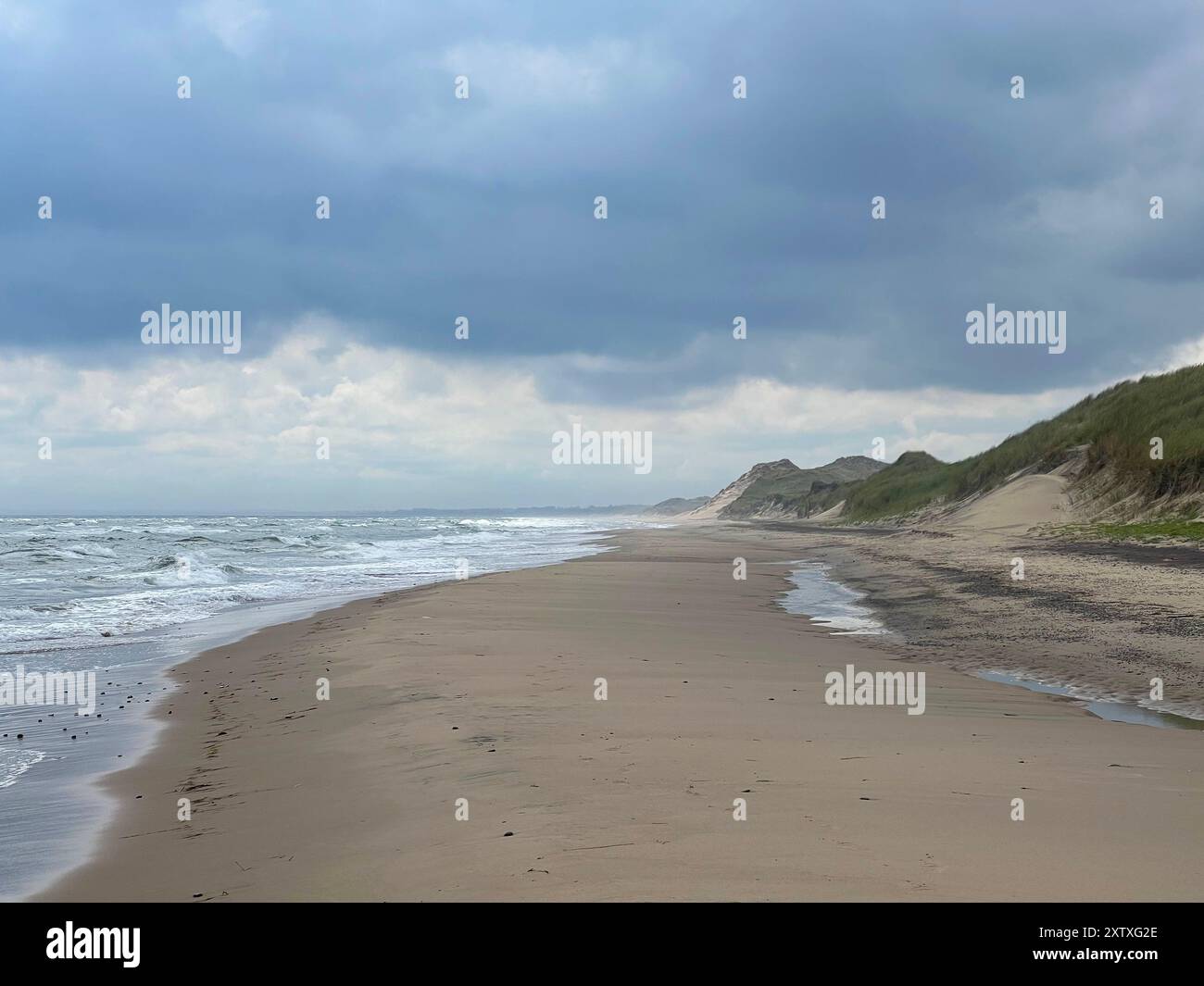 Paysage marin sous un ciel nuageux. Skagerrak, détroit de Kattegat à Skagen, Danemark. Banque D'Images