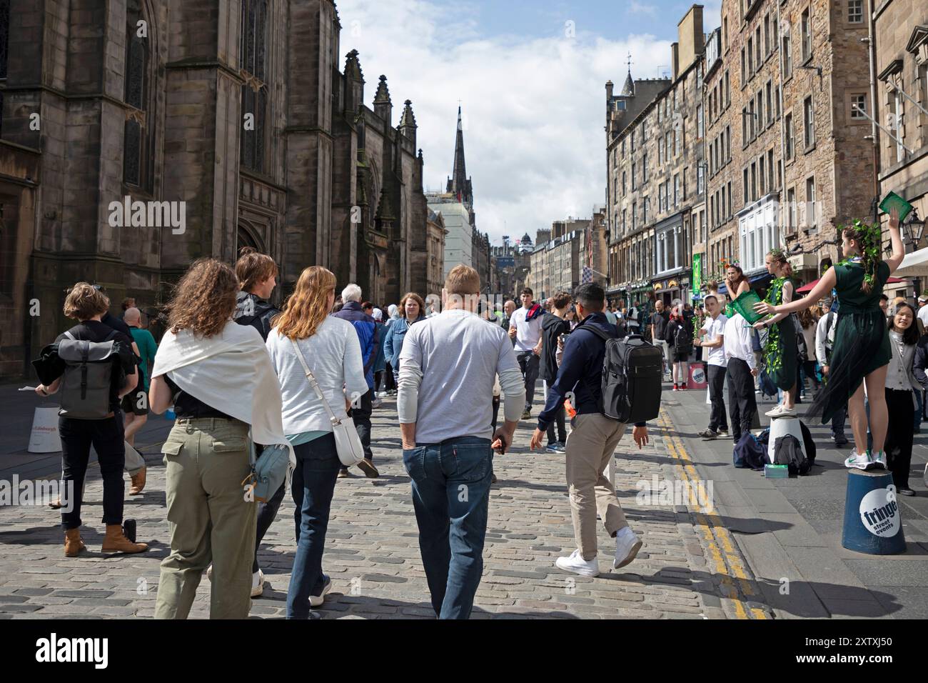 Edinburgh Festival Fringe, Royal Mile, Édimbourg, Écosse, Royaume-Uni. 16 août 2024. Pas trop occupé pour le troisième vendredi du Fringe mais les artistes de rue ont quand même réussi à attirer un public décent en cette journée ensoleillée. Credit : Arch White/Alamy Live news. Banque D'Images