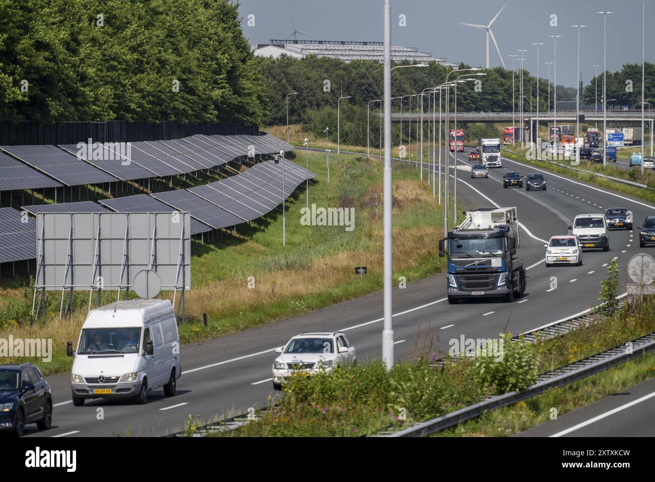 Autoroute A58, des systèmes photovoltaïques ont été installés sur les pentes à côté de la chaussée, l'utilisation des zones le long des routes comme un parc solaire, à proximité Banque D'Images