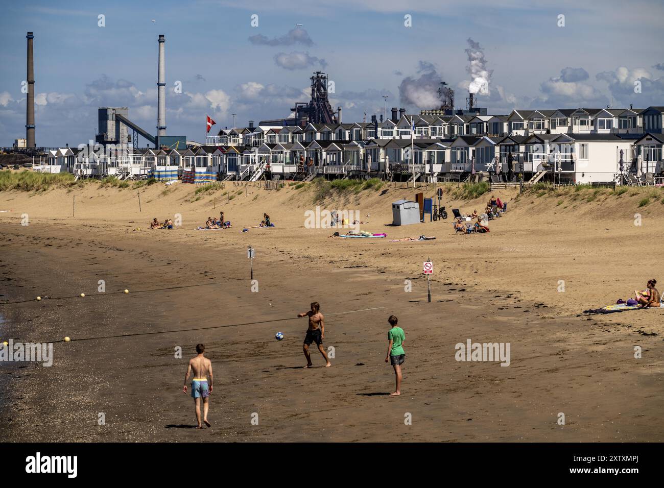 L'acier Tata Steel et sa fonte sont à IJmuiden, Velsen, Hollande du Nord, pays-Bas, la plus grande zone industrielle des pays-Bas, 2 hauts fourneaux Banque D'Images