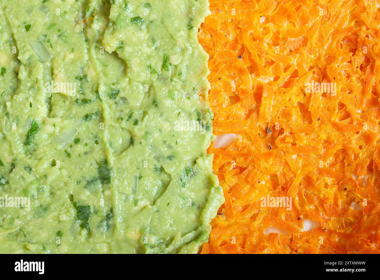 Image culinaire vibrante à double texture mettant en vedette du guacamole frais et des carottes râpées. Textures et couleurs alimentaires. Banque D'Images