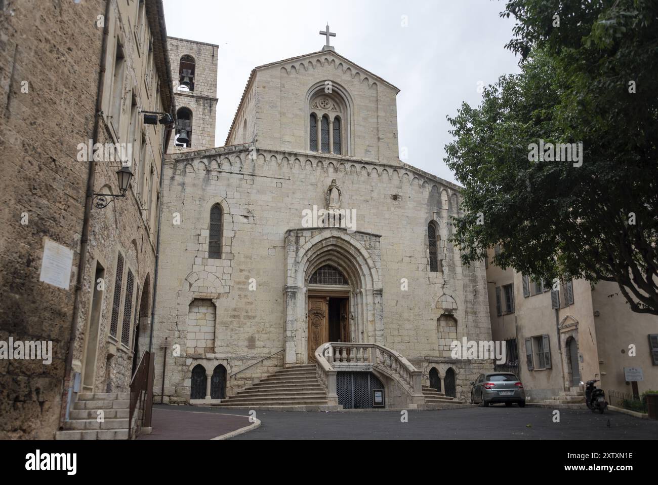 Vue de la Cathédrale notre-Dame-du-Puy dans le centre historique de Grasse, département Alpes-Maritimes, France, Europe Banque D'Images