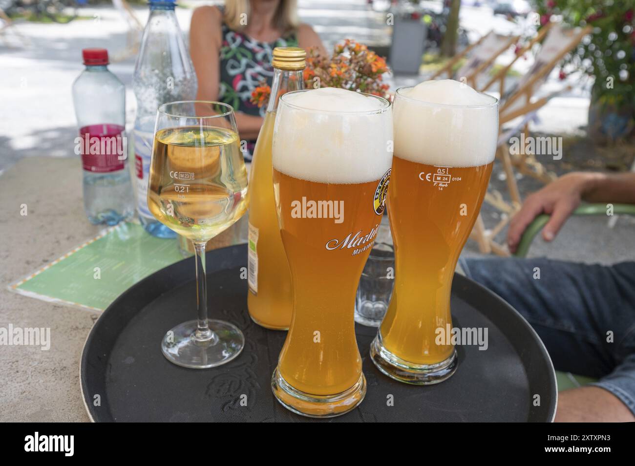 Boissons sur un plateau dans un jardin de bière, Bavière, Allemagne, Europe Banque D'Images