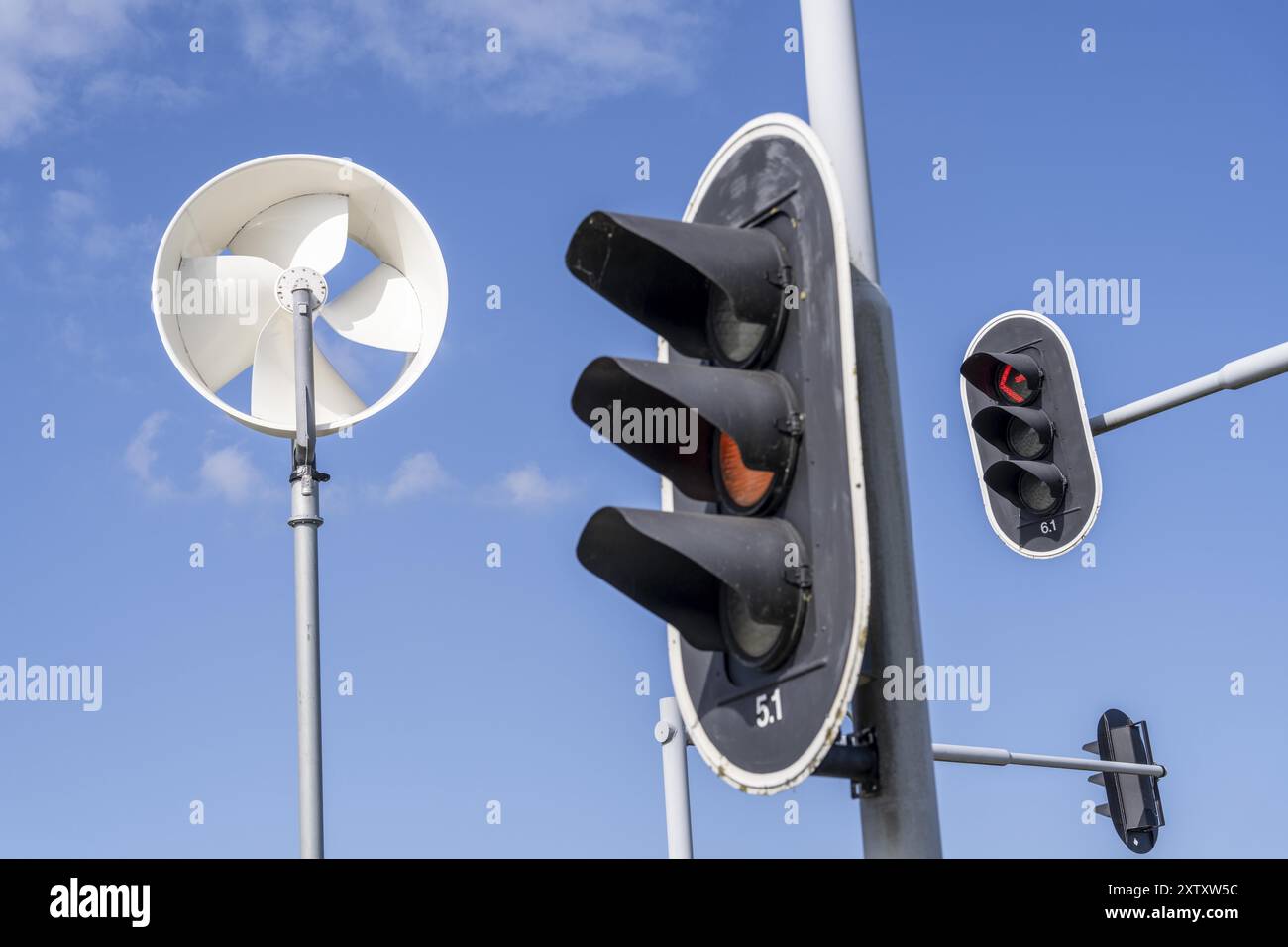 Une mini centrale éolienne dans la petite ville néerlandaise de Haarlemmermeer alimente les feux de circulation à un carrefour routier en électricité, installation d'essai à te Banque D'Images