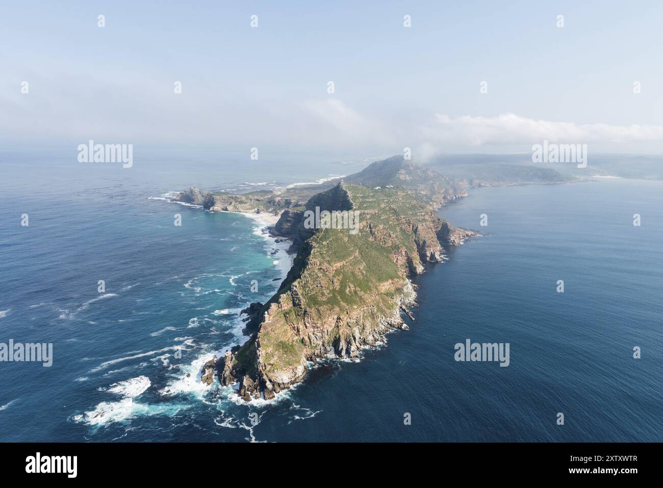 La célèbre vue aérienne de Cape point en Afrique du Sud prise depuis un hélicoptère (avec le cap de bonne-espérance en arrière-plan) Banque D'Images