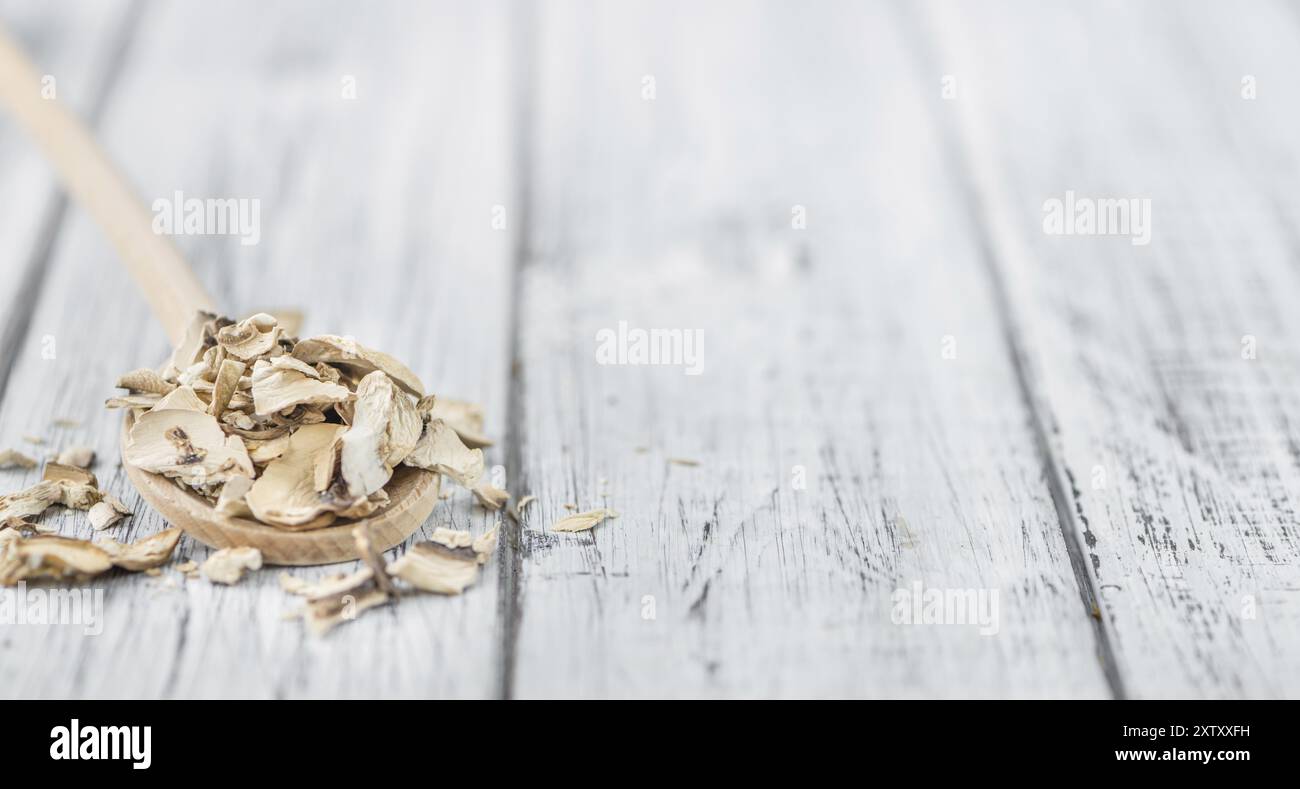 Portion de champignons blancs frais séchés gros plan, mise au point sélective Banque D'Images