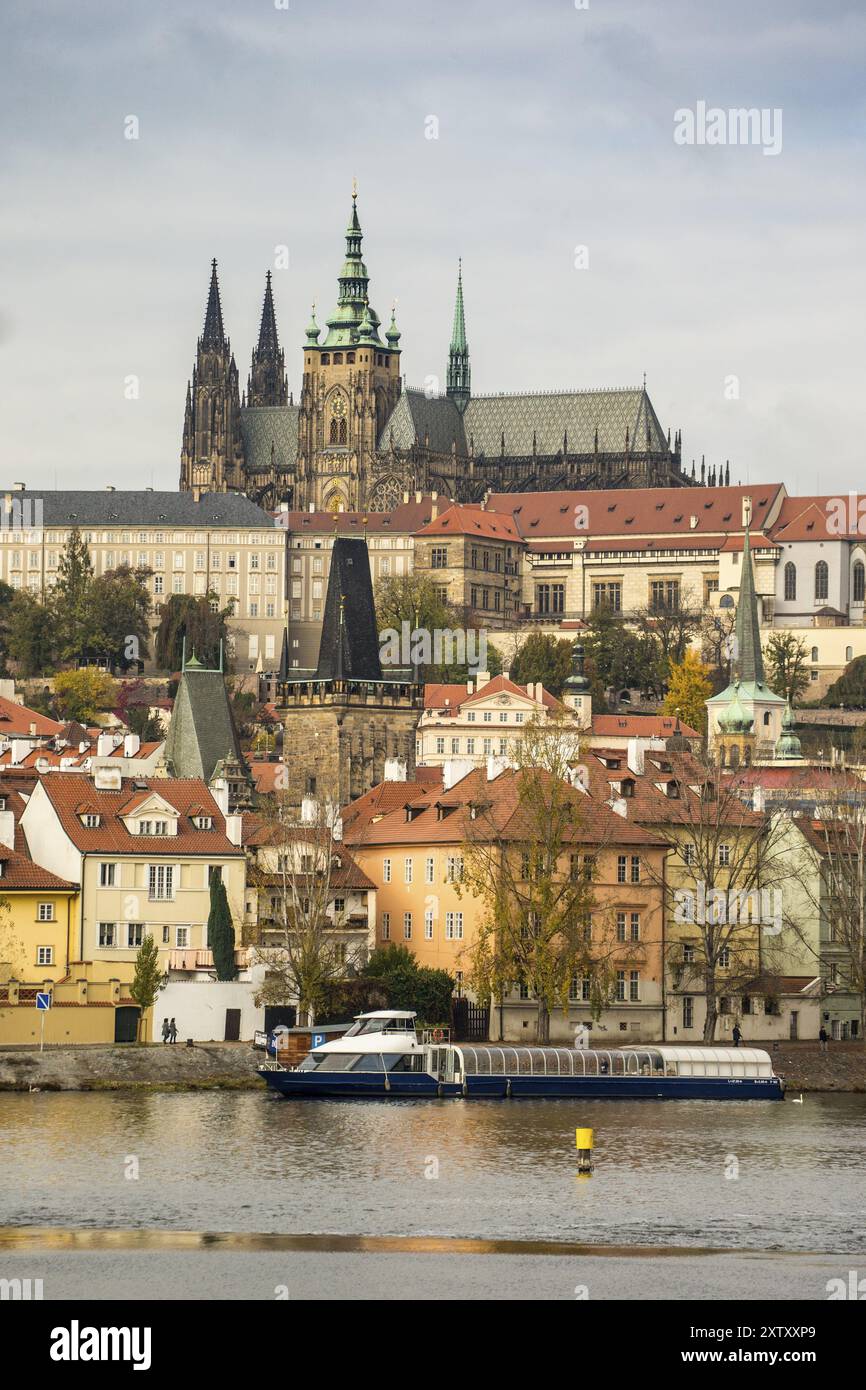 Large vue panoramique sur le complexe du château de Prague Banque D'Images