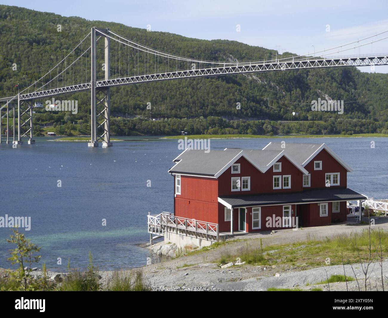 De Wikipedia:Tjeldsundet est un détroit ou un son dans le nord de la Norvège. Le pont Tjeldsund relie Hinnoya au continent par la route E10, également connue Banque D'Images