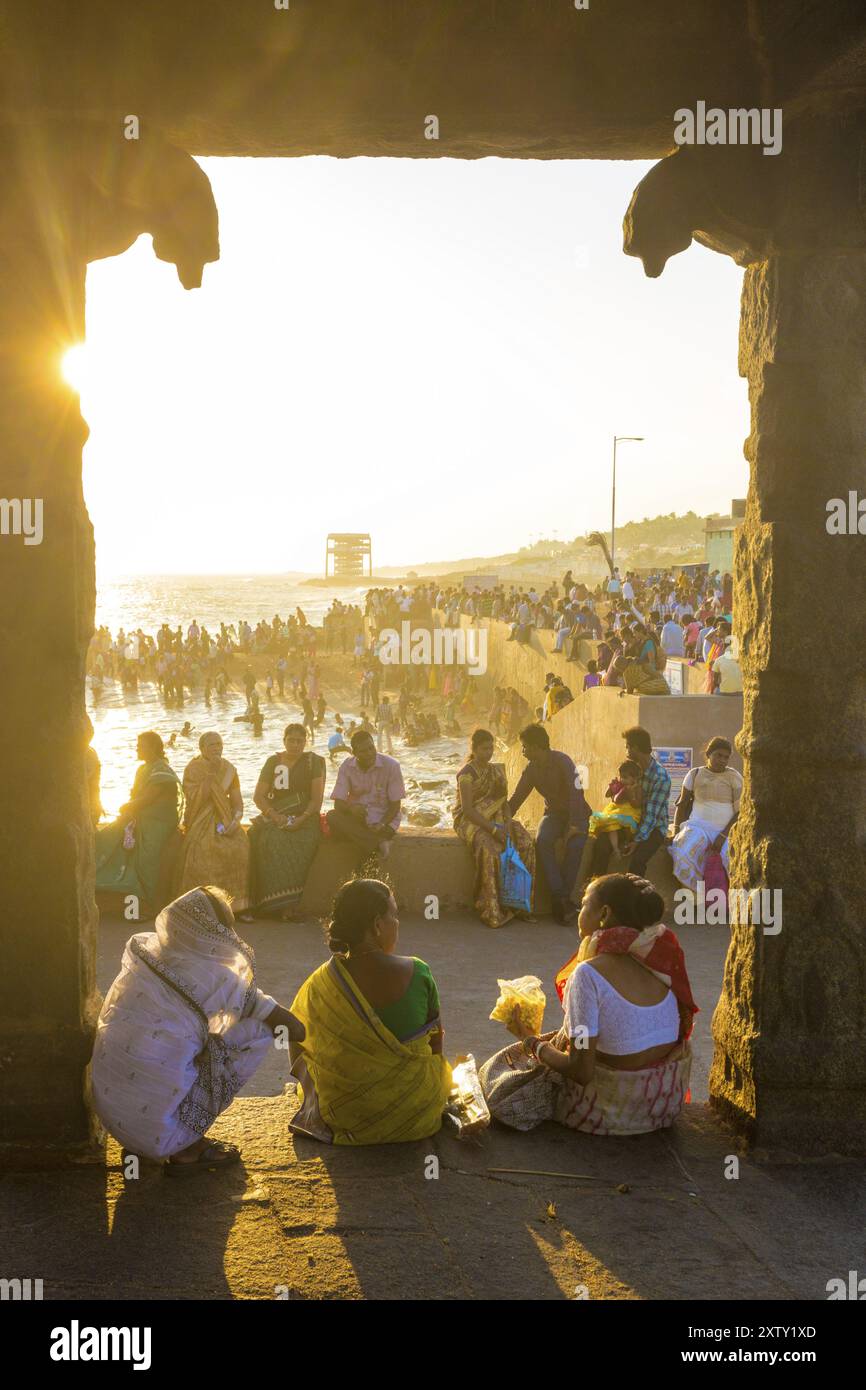 Kanyakumari, Inde, 22 février 2015 : Indiens, touristes assis tranquillement et se relaxant autour de la plage près du pavillon mandap à 16 pattes le soir. Banque D'Images