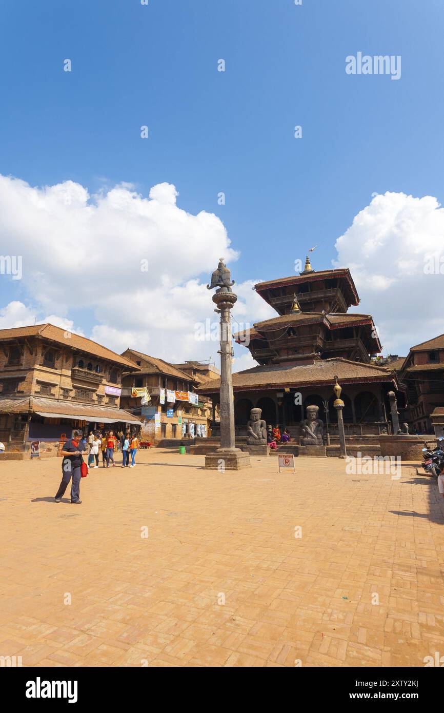 Bhaktapur, Népal, 26 octobre 2013 : un obélisque se dresse devant le temple Dattatreya sur la place Dattatreya par une journée ensoleillée. Avant les dégâts du tremblement de terre de 2015 Banque D'Images