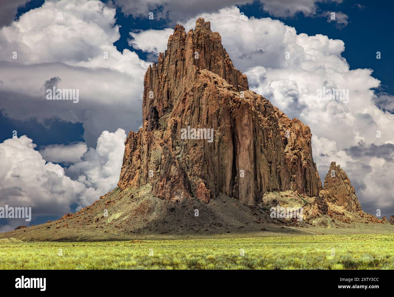 Shiprock, bouchon volcanique, NM est composé de Shiprock brèche volcanique fracturées et digues noir de roche ignée appelée minette. Banque D'Images