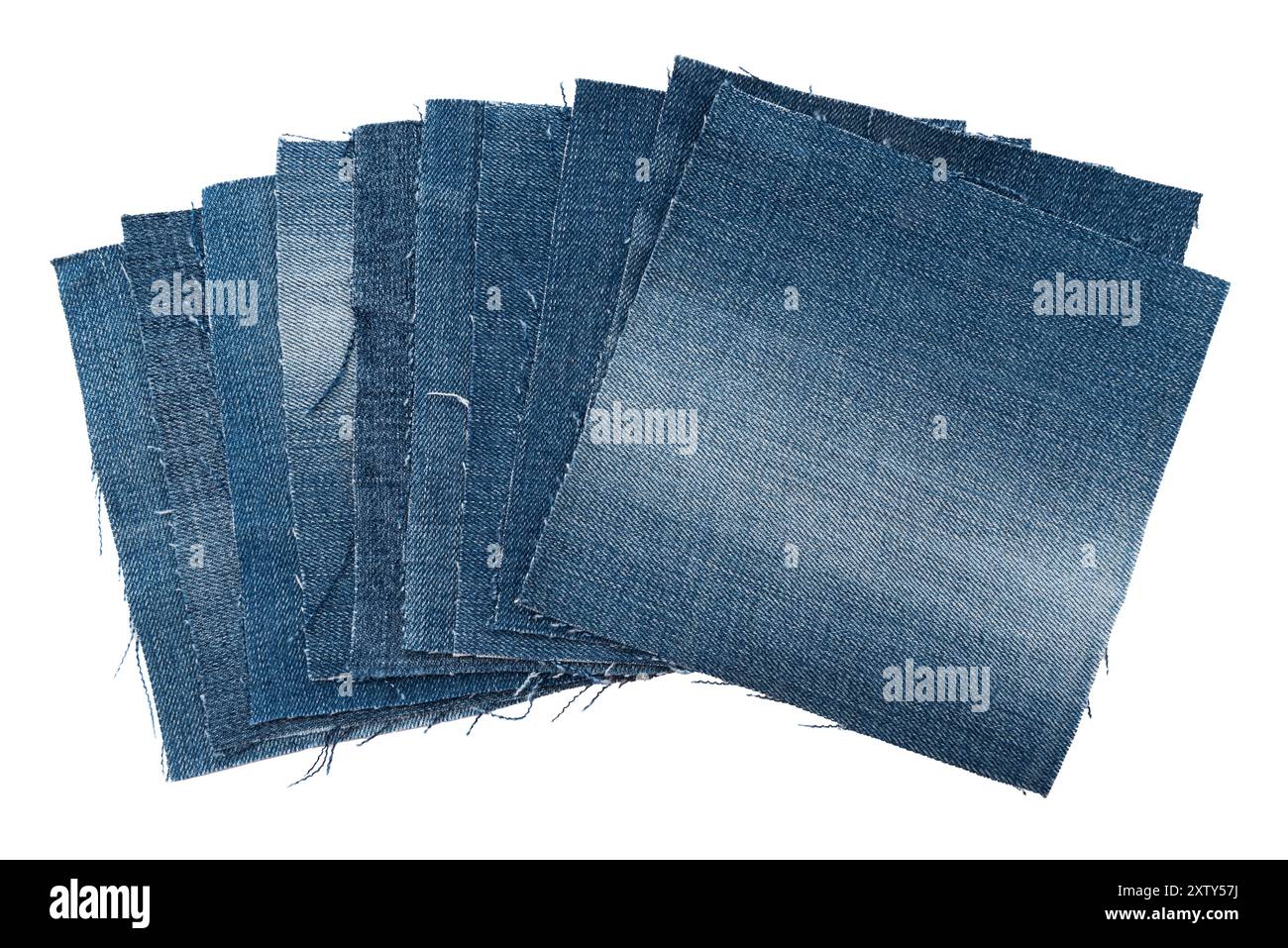 Morceau de denim déchiré sur un fond blanc. Texture denim Banque D'Images