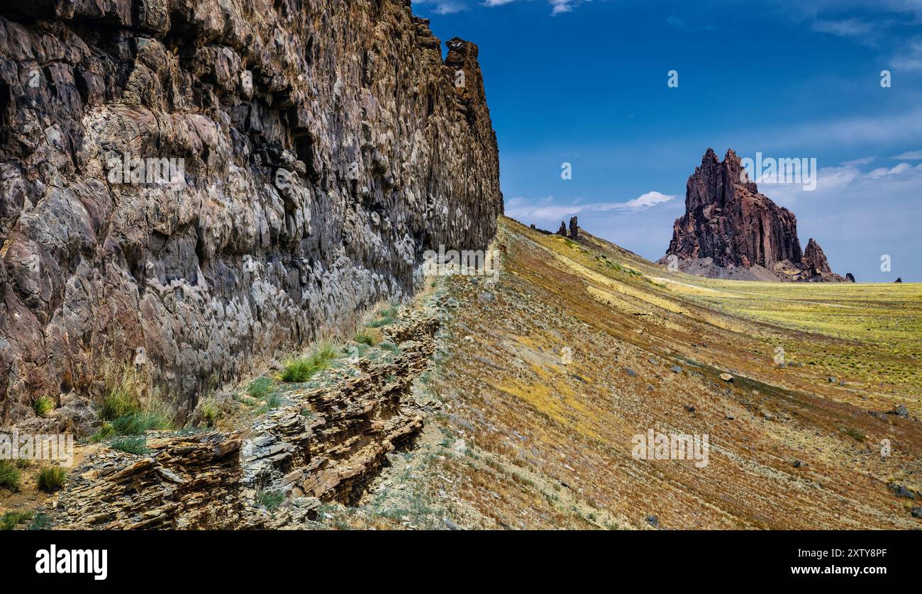 Shiprock, bouchon volcanique, NM est composé de Shiprock brèche volcanique fracturées et digues noir de roche ignée appelée minette. Banque D'Images
