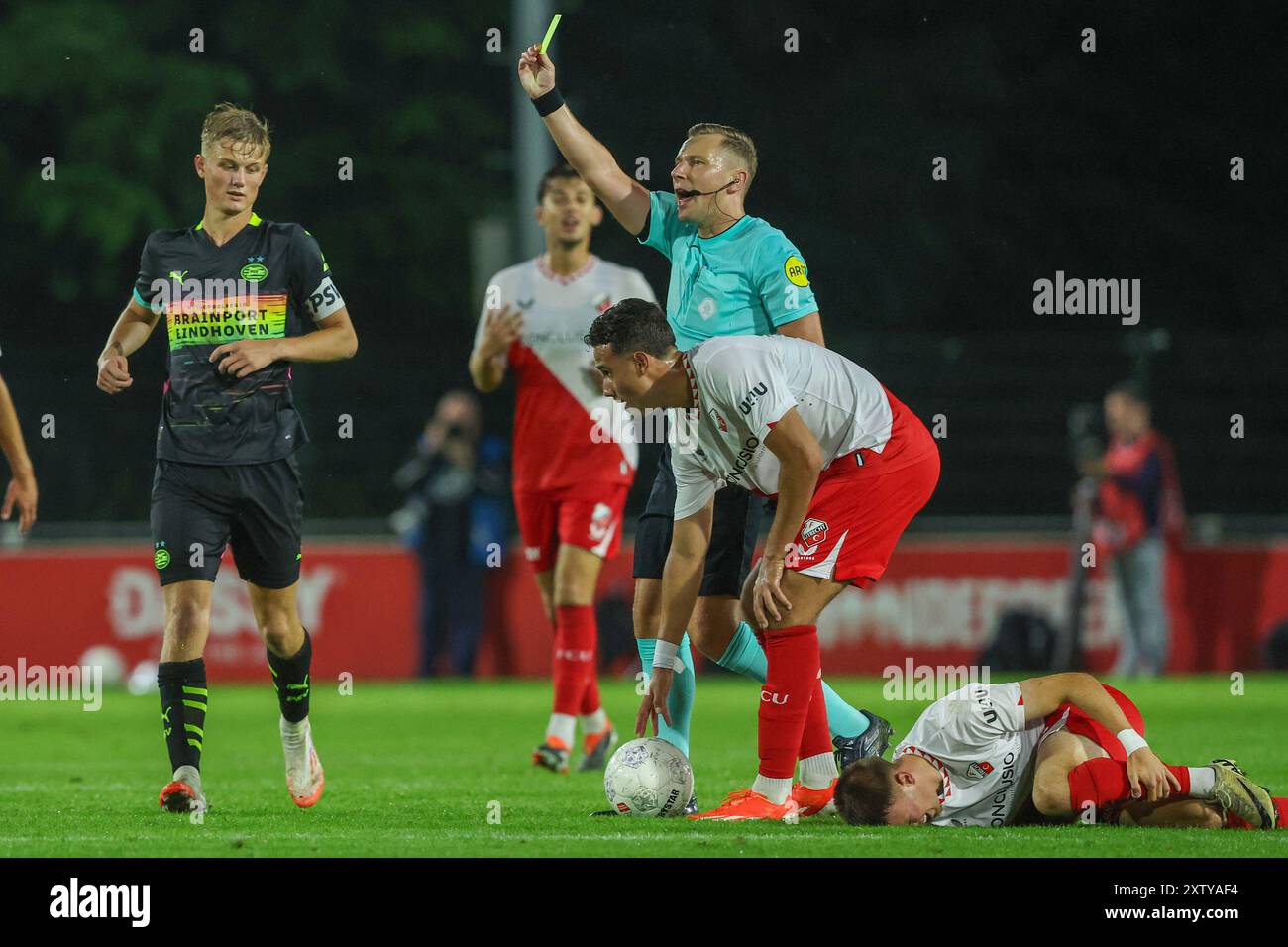 Utrecht, pays-Bas. 16 août 2024. UTRECHT, PAYS-BAS - 16 AOÛT : L'arbitre Martijn vos remet un carton jaune à Wessel Kuhn du PSV U23 (non visible) lors du match Keuken Kampioen Divisie entre le Jong FC Utrecht et le Jong PSV au Sportcomplex Zoudenbalch le 16 août 2024 à Utrecht, pays-Bas. (Photo de Ben Gal/Orange Pictures) crédit : Orange pics BV/Alamy Live News Banque D'Images