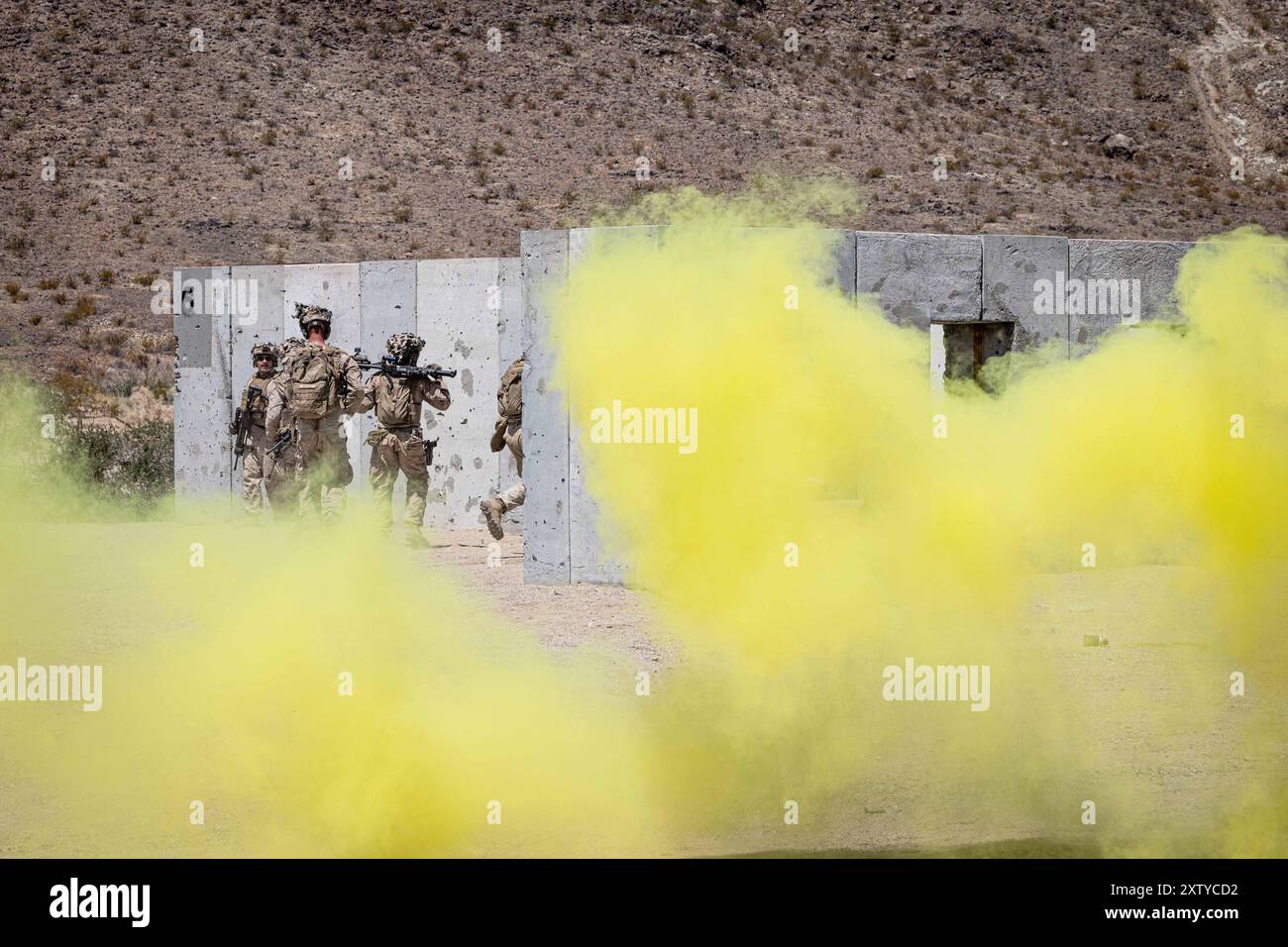 17 juillet 2024 - Twentynine Palms, Californie, États-Unis - les Marines américains avec le 3e bataillon, le 4e régiment de Marines (REIN), le 7e régiment de Marines, la 1re division des Marines, se précipitent tactiquement à travers les bâtiments dans un environnement urbain simulé au cours d'un exercice d'entraînement intégré dans le cadre de l'exercice d'entraînement de niveau de service 5-24 au rang 205, il participe au Marine corps Air-Ground combat Center, Twentynine Palms, Californie, le 17 juillet 2024. ITX permet aux unités de mobiliser des forces géographiquement dispersées pour des déploiements futurs potentiels, d'augmenter la préparation au combat et la létalité, et d'exercer le commandement et le co-commandement de la Marine Air-Ground Task Force Banque D'Images