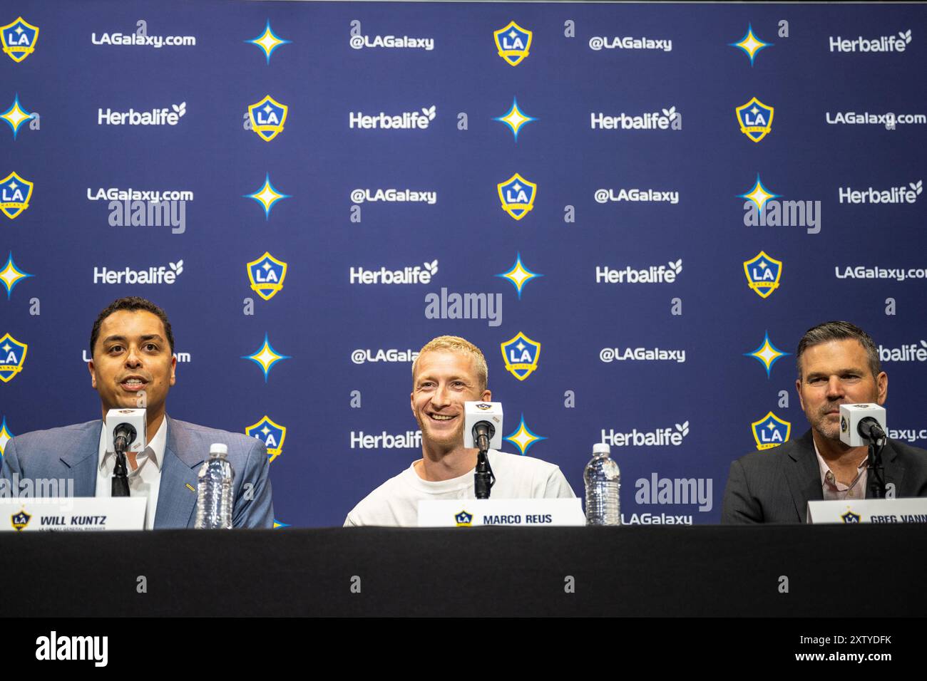 Los Angeles, États-Unis. 16 août 2024. Soccer, Major League Soccer, présentation de Marco Reus à la Galaxie de Los Angeles : le directeur général Will Kuntz (g-d), Marco Reus et l'entraîneur Greg Vanney répondent aux questions. Crédit : Maximilian Haupt/dpa/Alamy Live News Banque D'Images