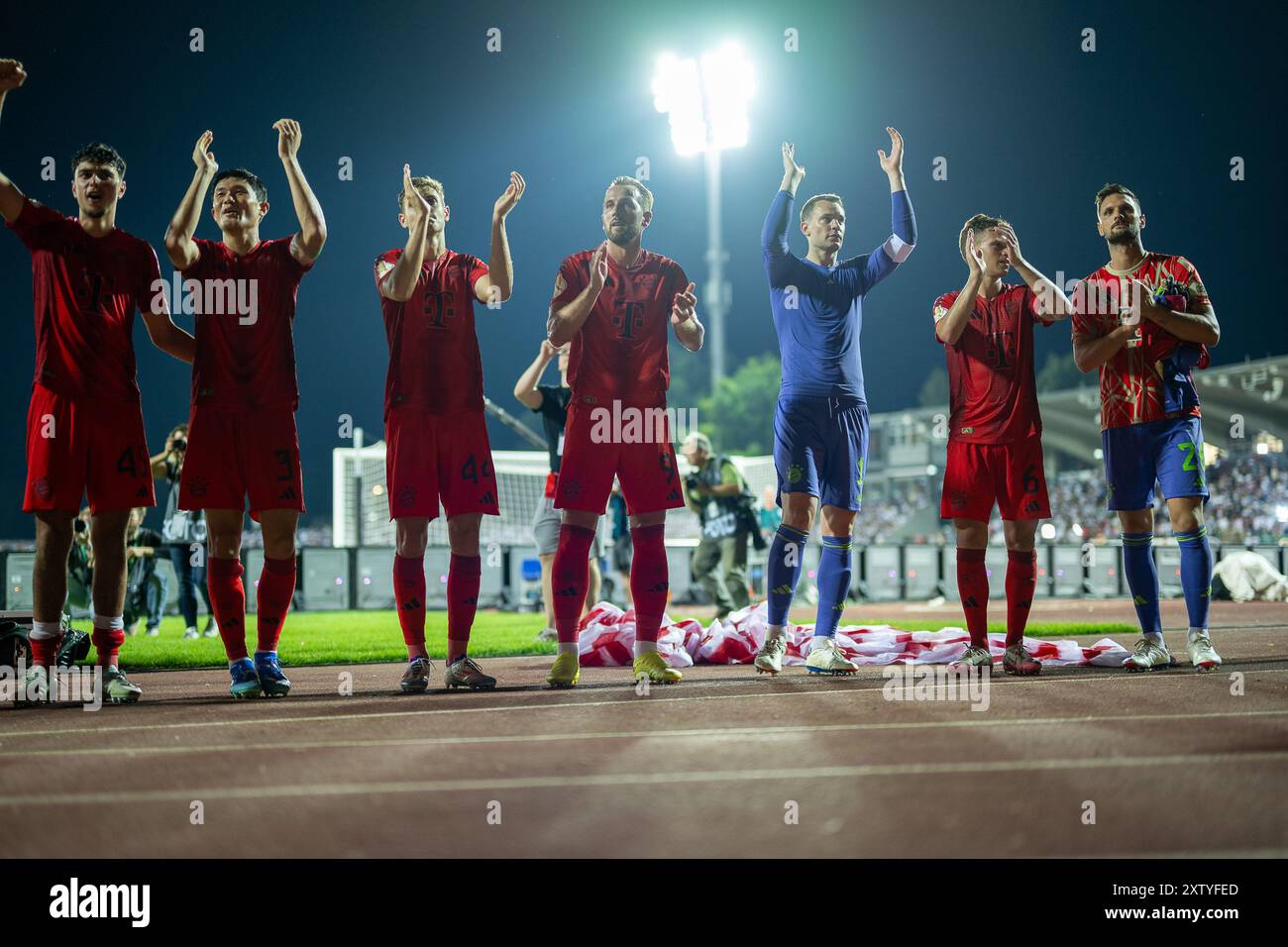 Die Bayern feiern in der Kurve, Sven Ulreich (FC Bayern Muenchen, #26), Joshua Kimmich (FC Bayern Muenchen, #06), Manuel Neuer, (FC Bayern Muenchen, #01), Harry Kane (FC Bayern Muenchen, #09), Minjae Kim (FC Bayern Muenchen, #03), Aleksandar Pavlovic (FC Bayern Muenchen, #45) GER, SSV Ulm v. FC Bayern Muenchen, Fussball, DFB Pokal, 1. Runde, Spielzeit 2024/2025, 16.08.2024, Eibner-Pressefoto/Sascha Walther Banque D'Images