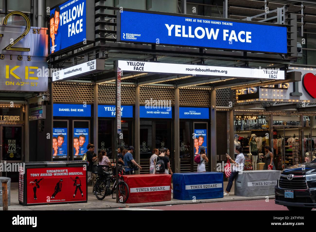 Le Haimes Theatre Marquee sur 42nd Street présente la pièce "Yellow face", New York City, USA, 2024 Banque D'Images